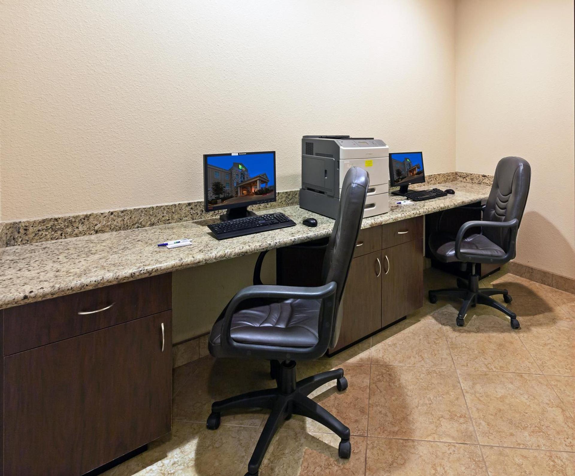 Holiday Inn Express & Suites Brady by IHG photo 3