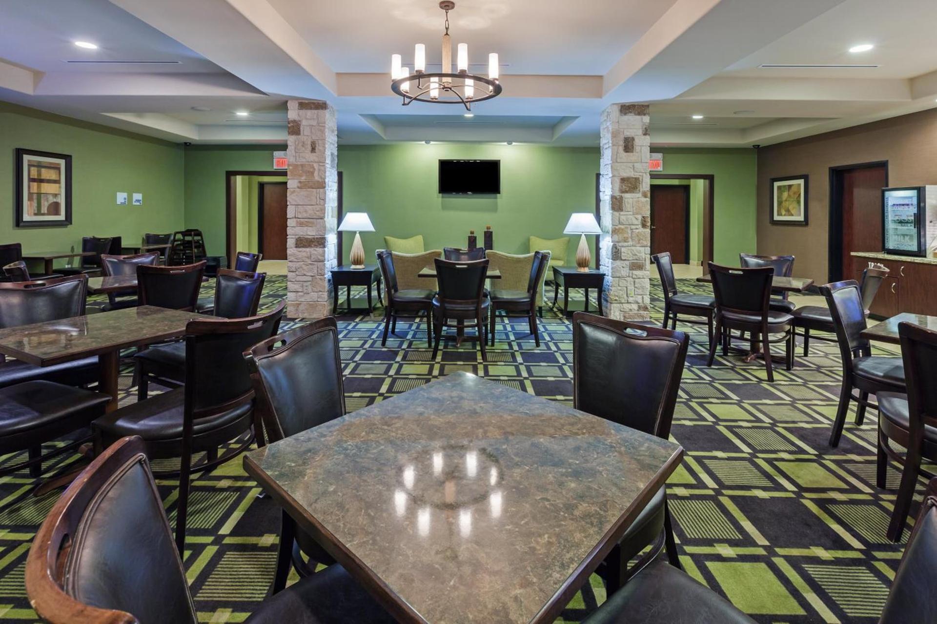 Holiday Inn Express & Suites Brady by IHG photo 18