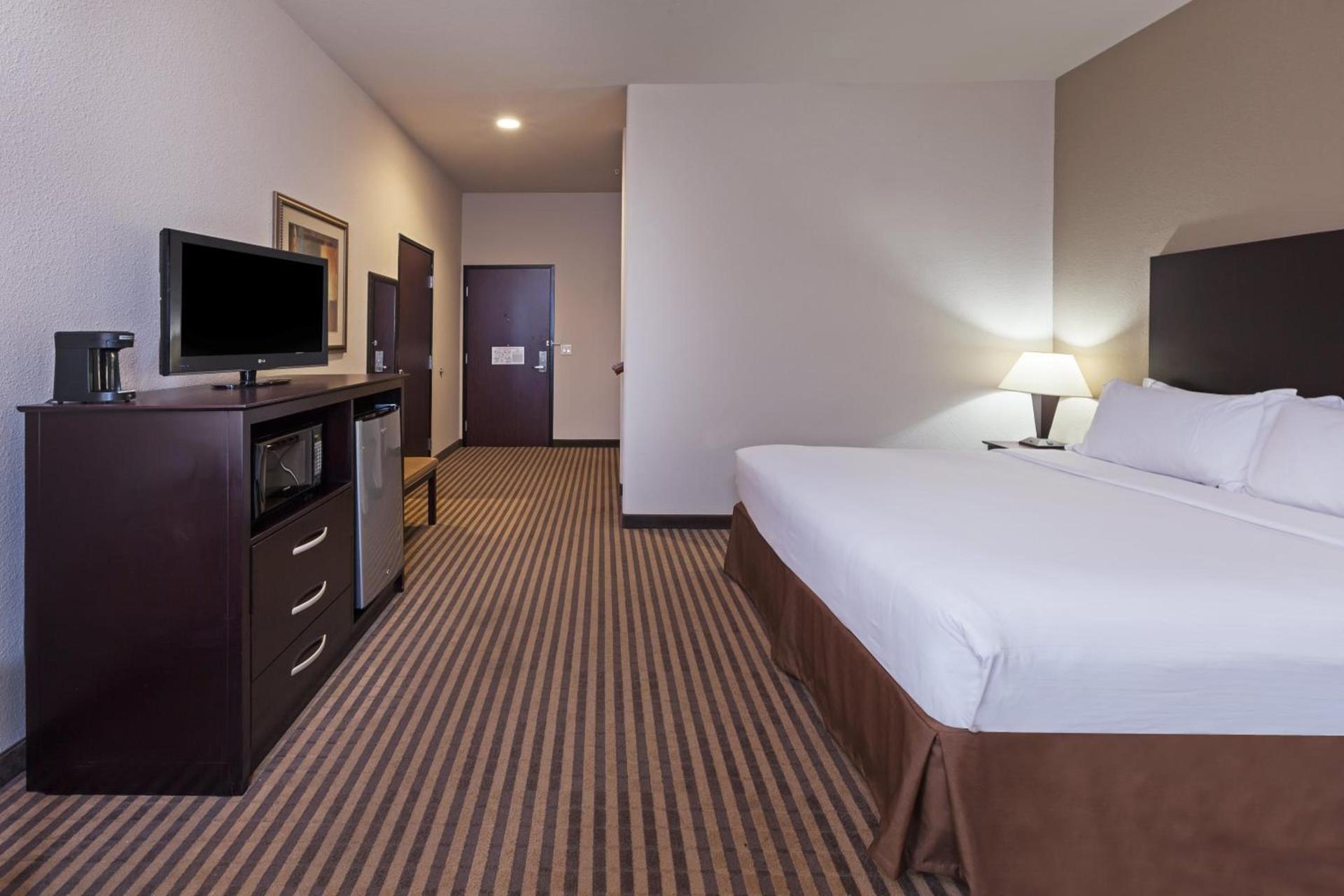 Holiday Inn Express & Suites Brady by IHG photo 28