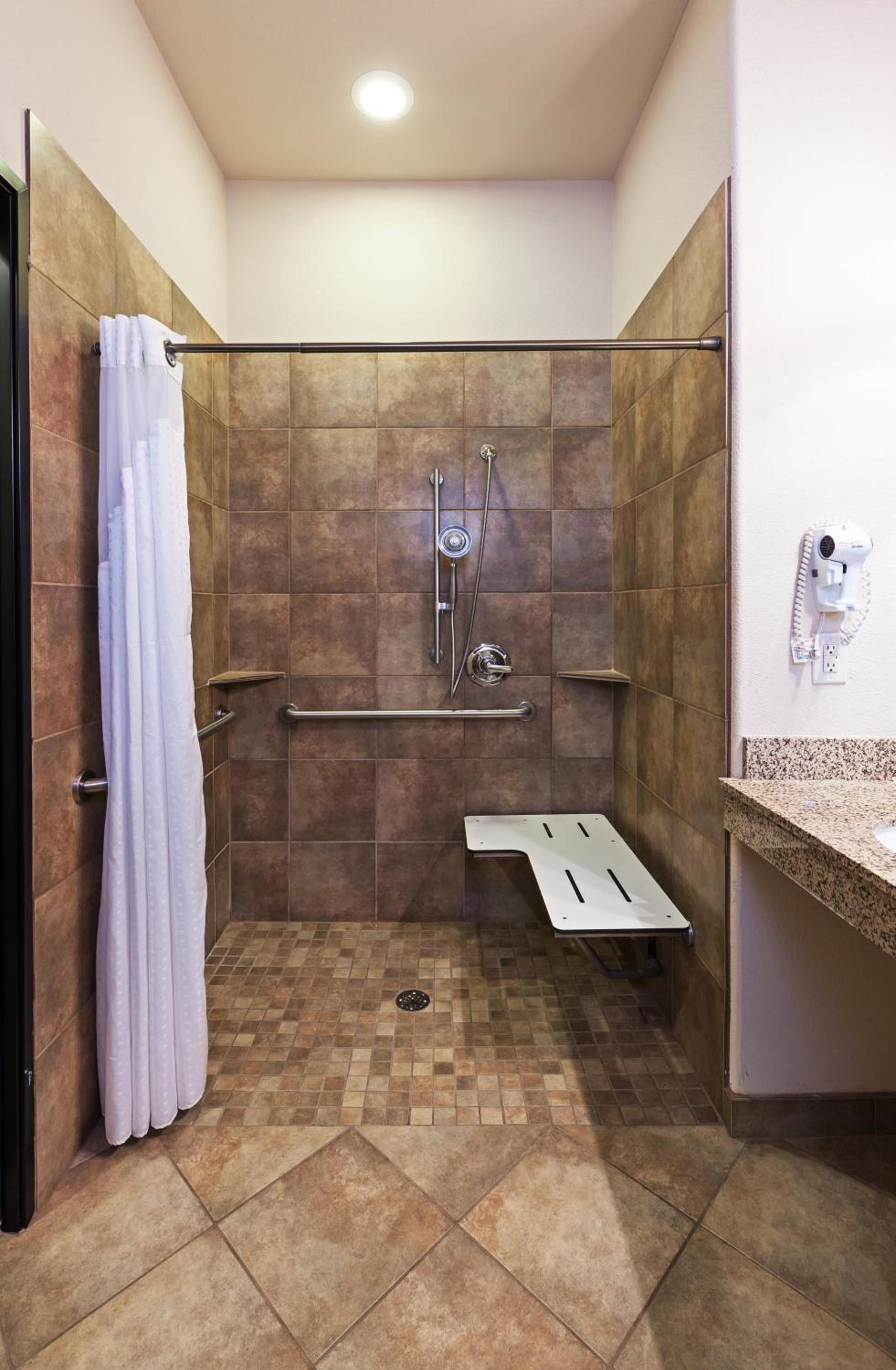 Holiday Inn Express & Suites Brady by IHG photo 10
