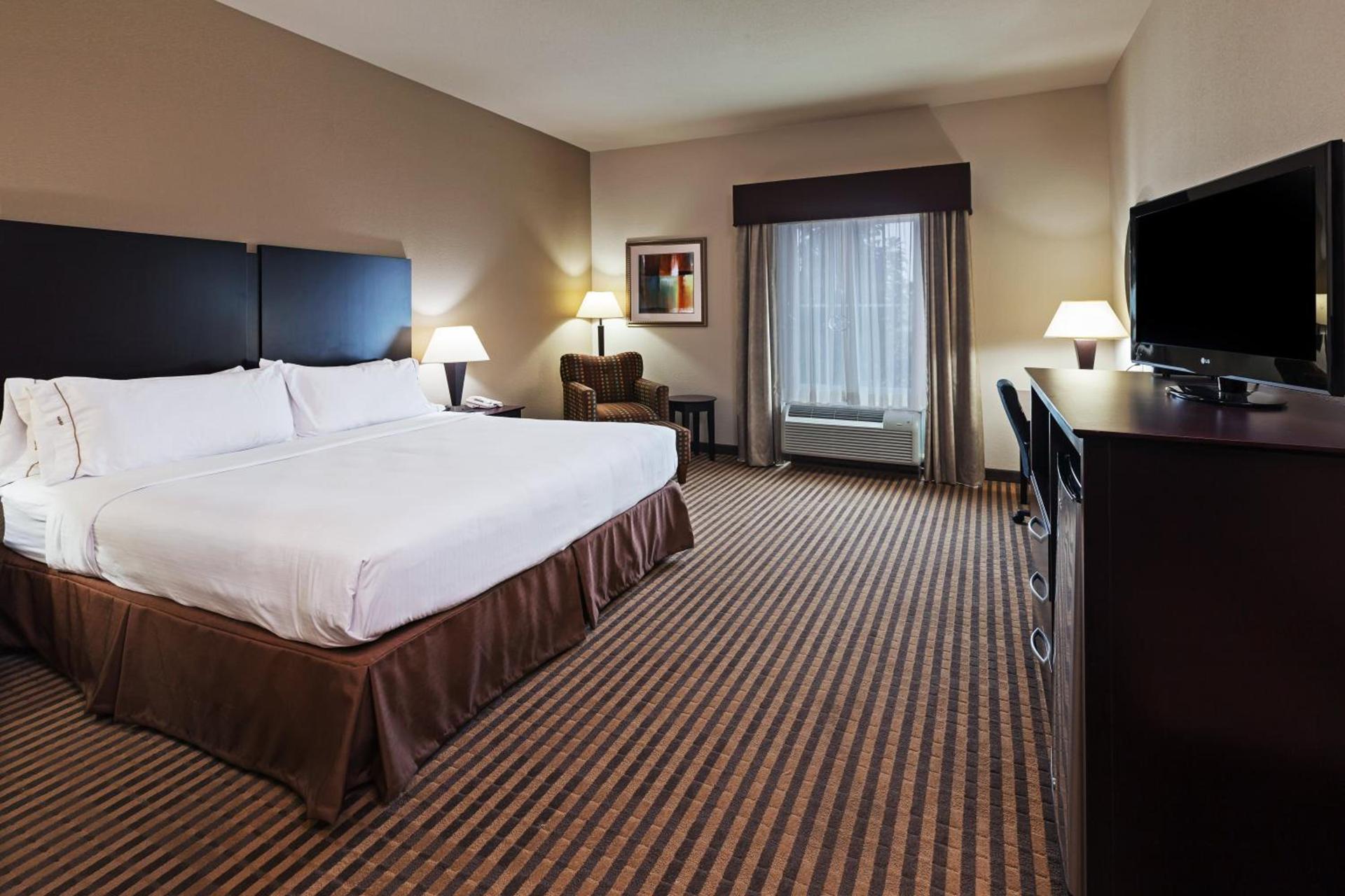 Holiday Inn Express & Suites Brady by IHG photo 27