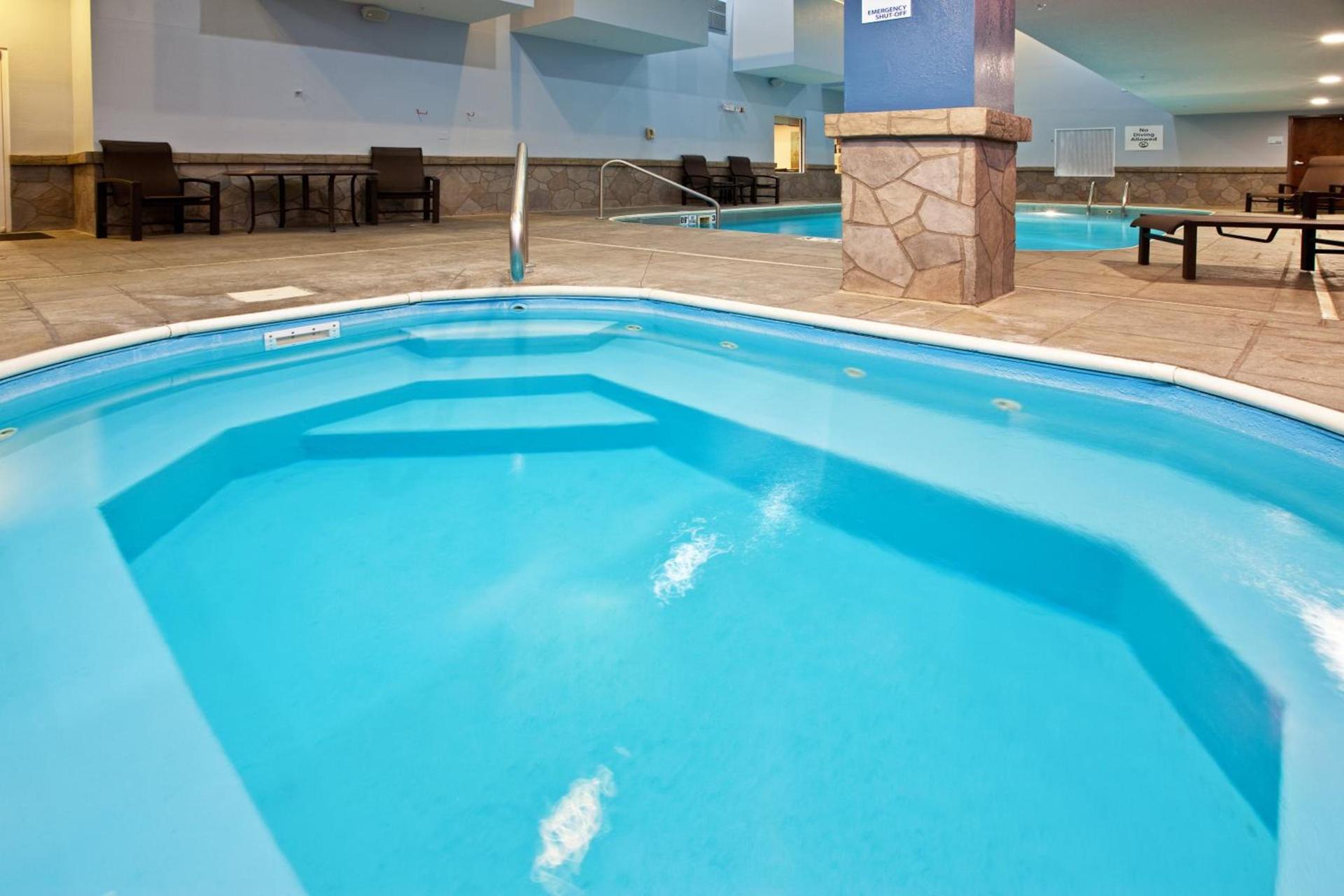 Holiday Inn Express Hotel & Suites Bedford by IHG photo 4