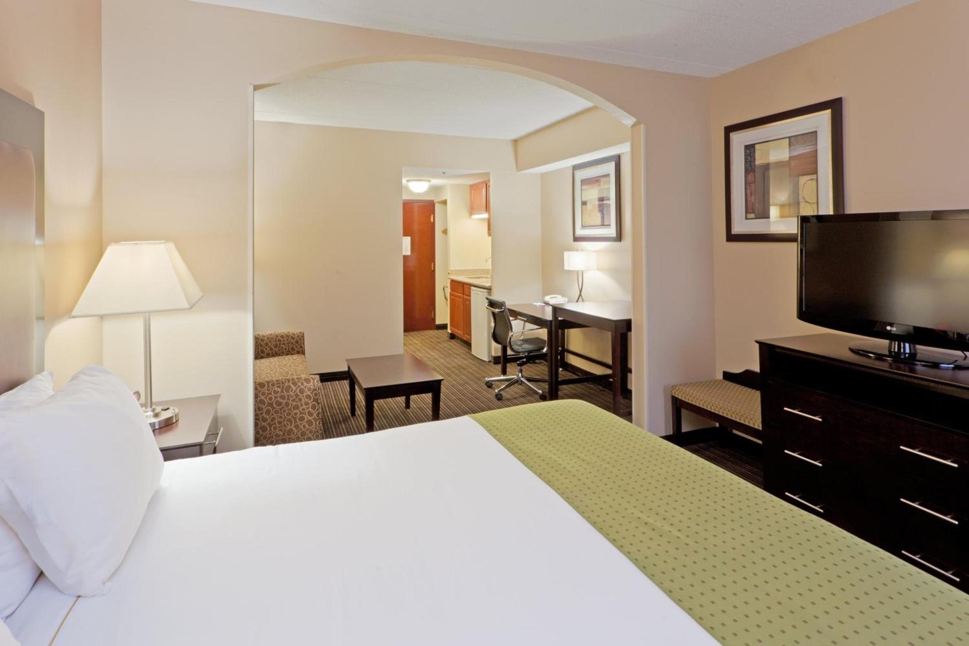 Holiday Inn Express Hotel & Suites Charleston-Southridge by IHG photo 16