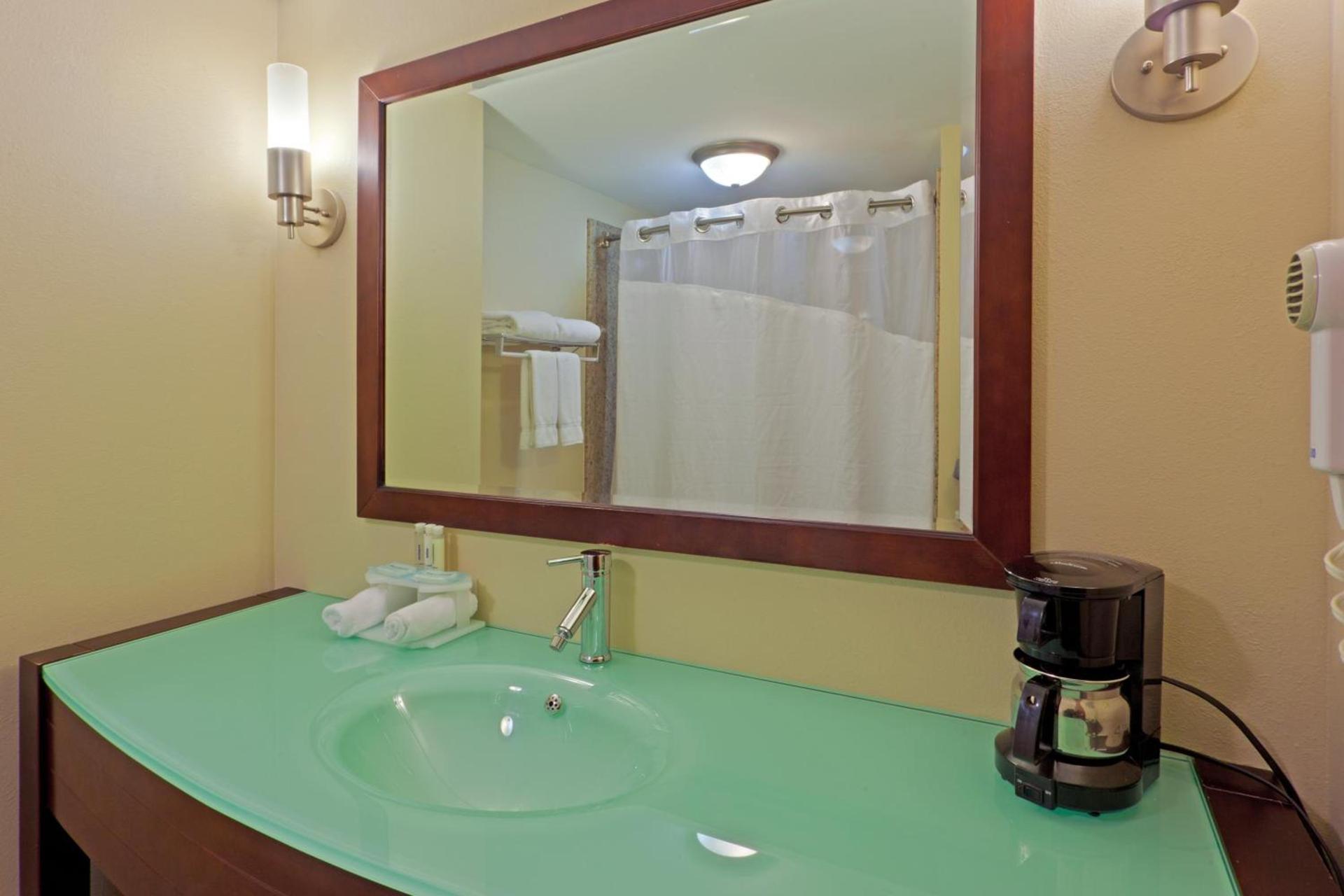 Holiday Inn Express Hotel & Suites Charleston-Southridge by IHG photo 19