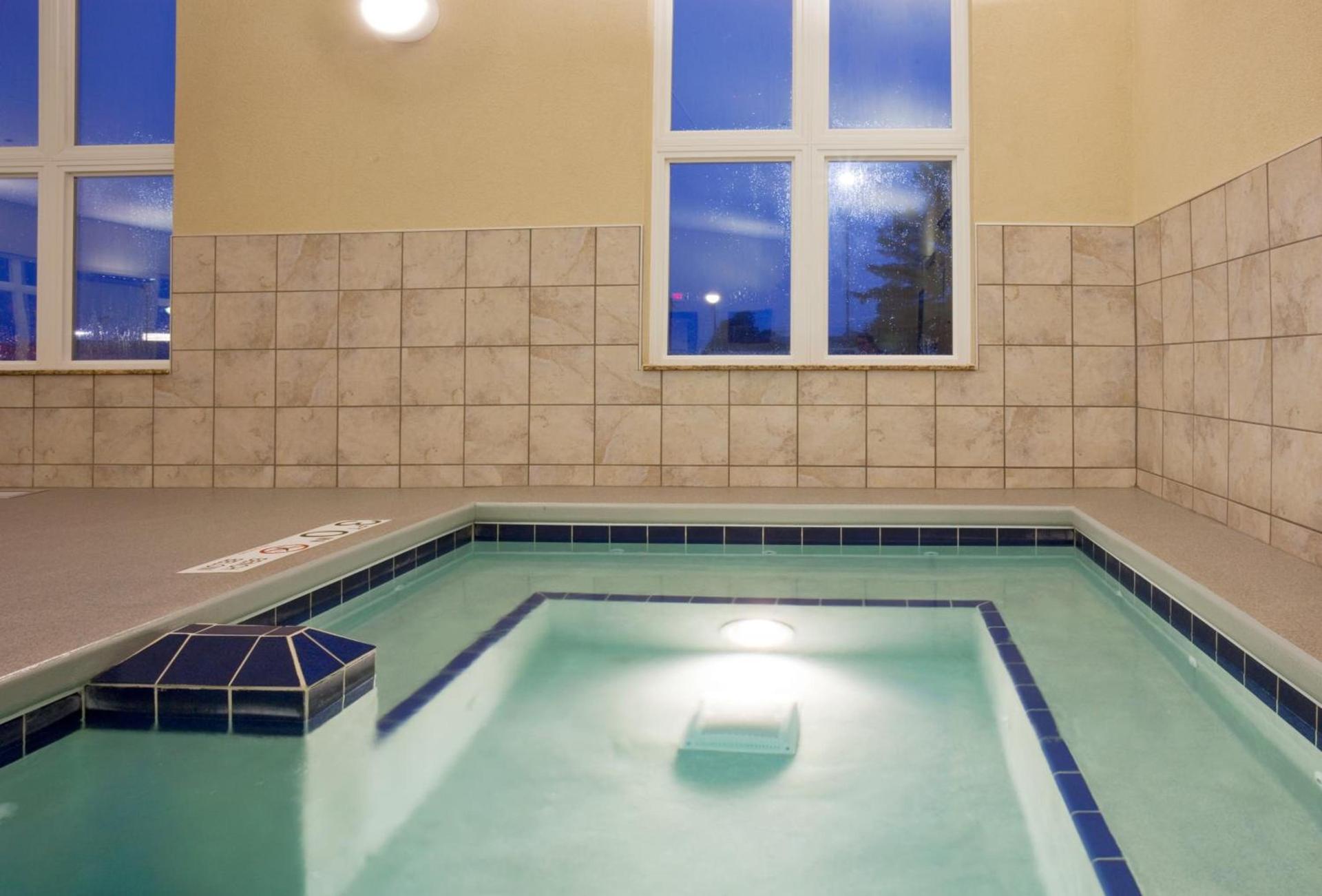 Holiday Inn Express Hotel & Suites Antigo by IHG photo 4