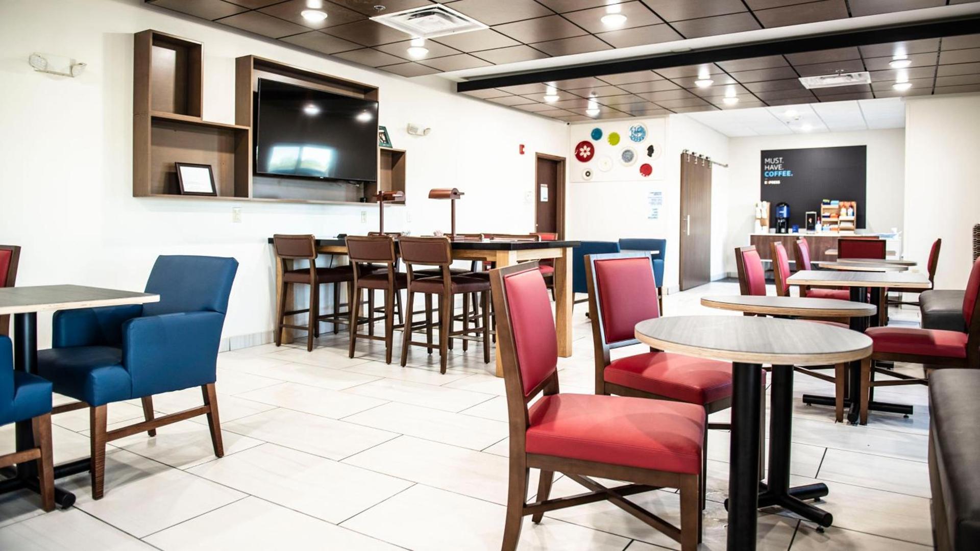 Holiday Inn Express Hotel & Suites Sedalia by IHG photo 7