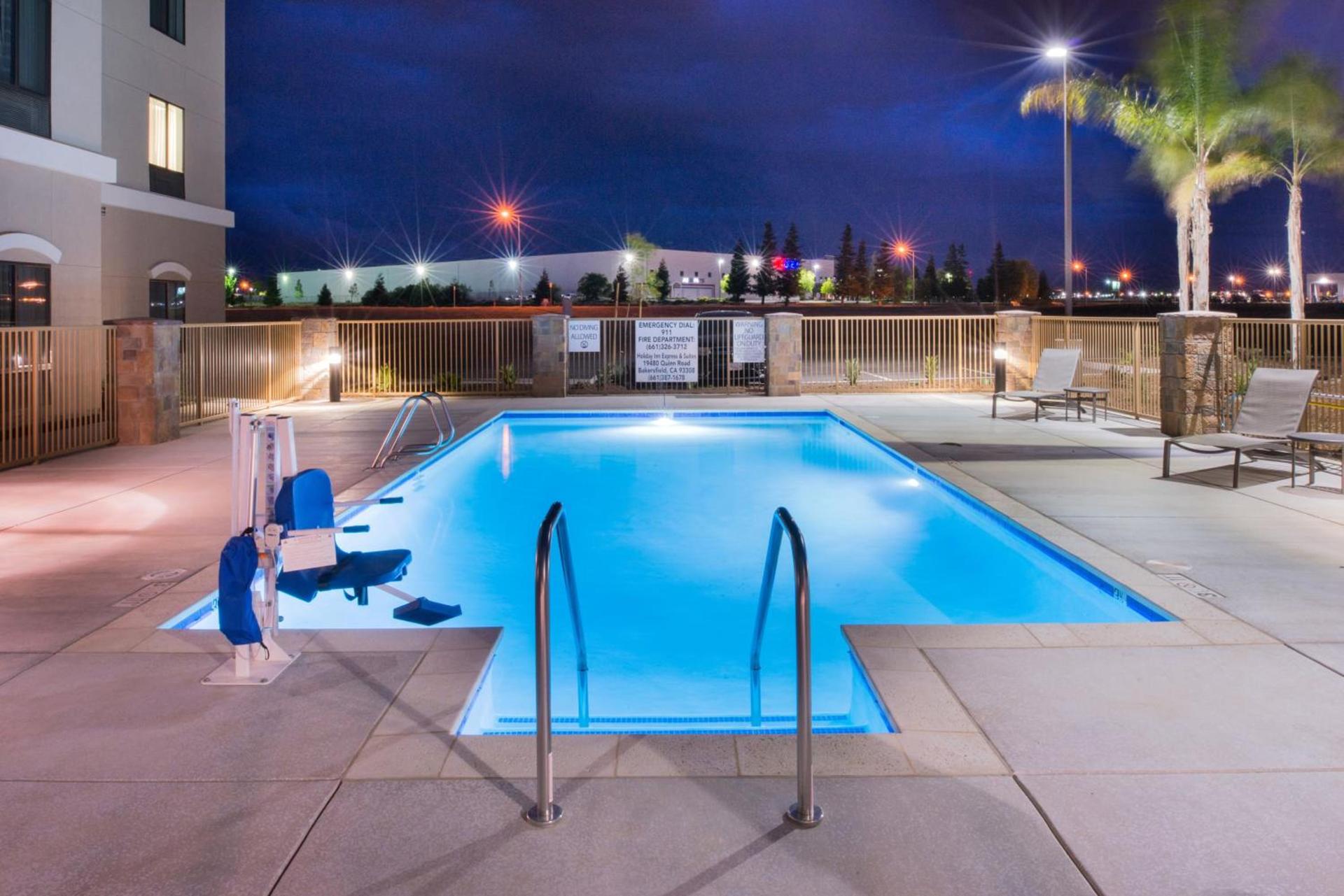 Holiday Inn Express & Suites Bakersfield Airport by IHG photo 3
