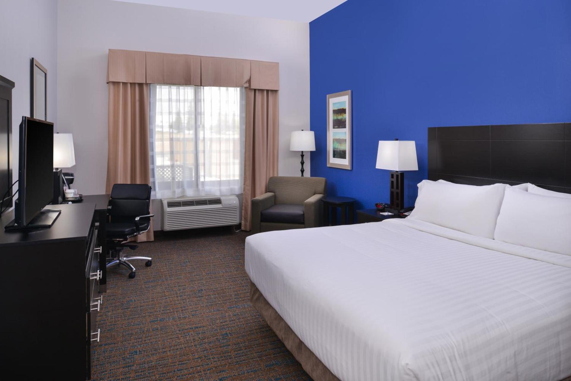 Holiday Inn Express & Suites Bakersfield Airport by IHG photo 10