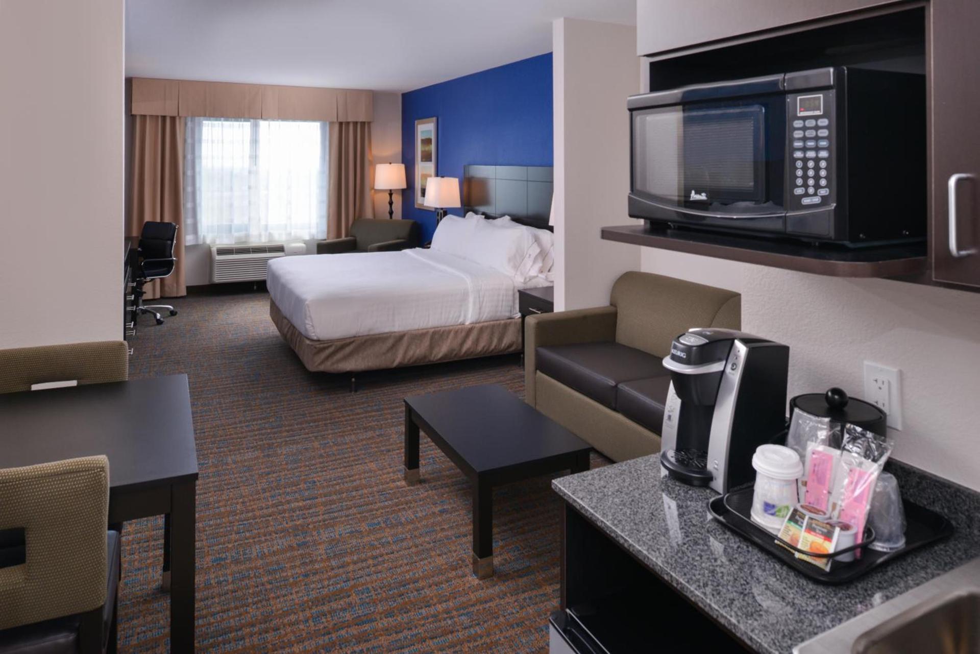 Holiday Inn Express & Suites Bakersfield Airport by IHG photo 20