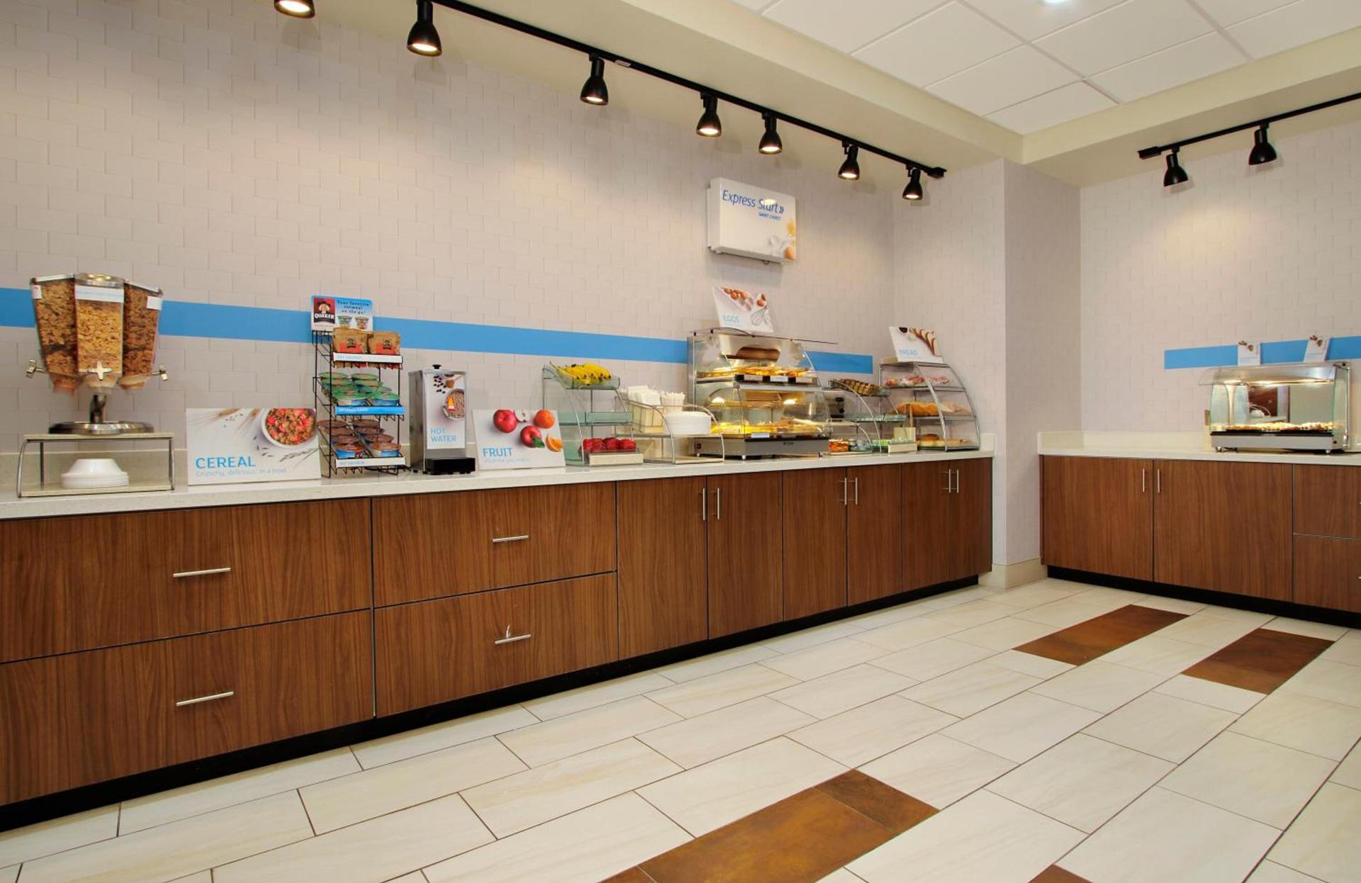 Holiday Inn Express & Suites - Brookshire - Katy Freeway by IHG photo 17