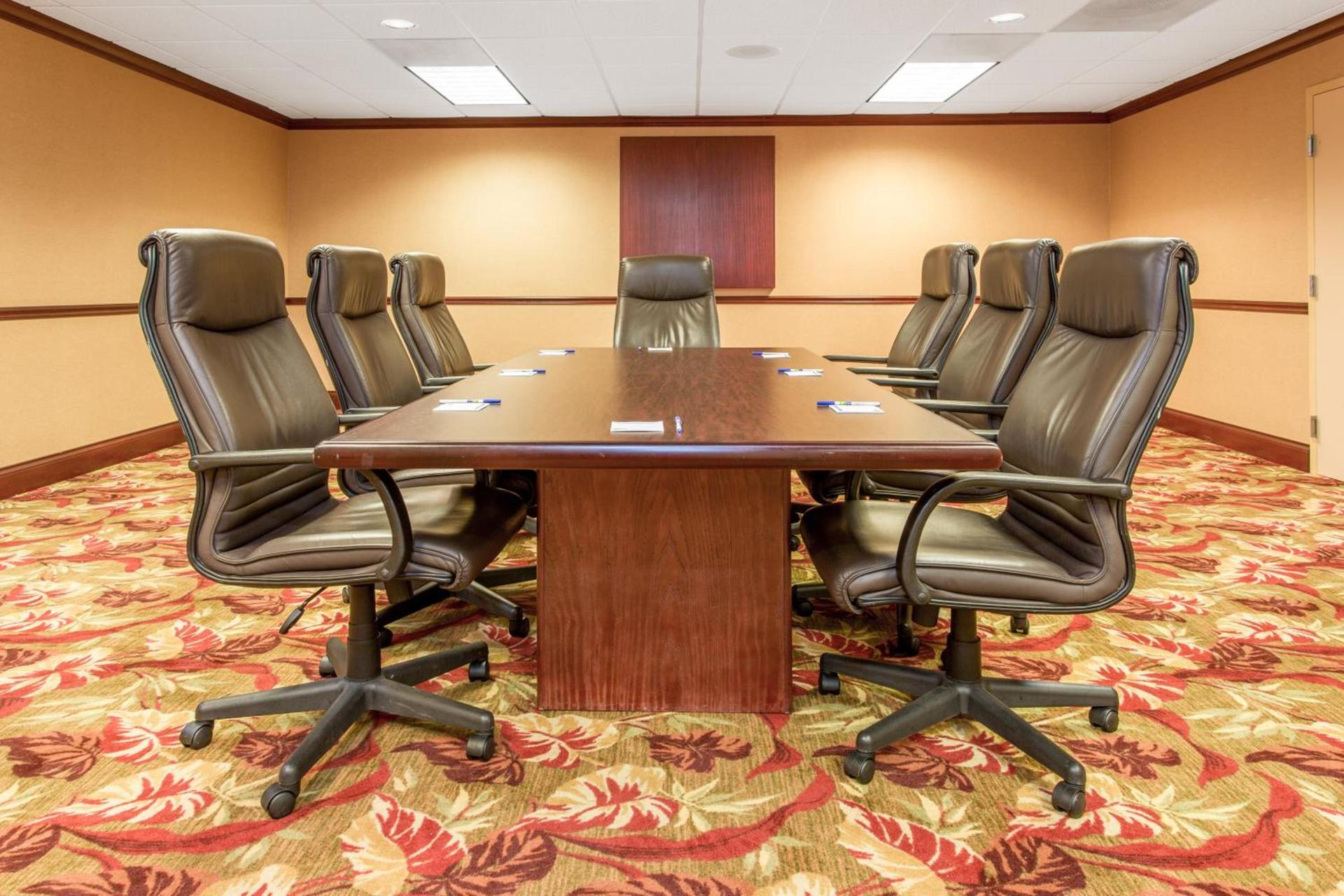 Holiday Inn Express & Suites Bloomington by IHG photo 27
