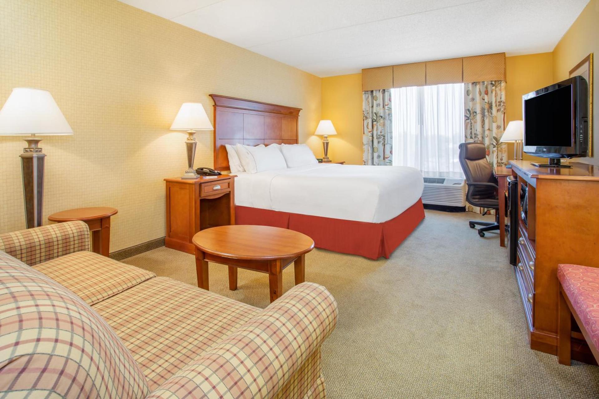 Holiday Inn Express & Suites Bloomington by IHG photo 10