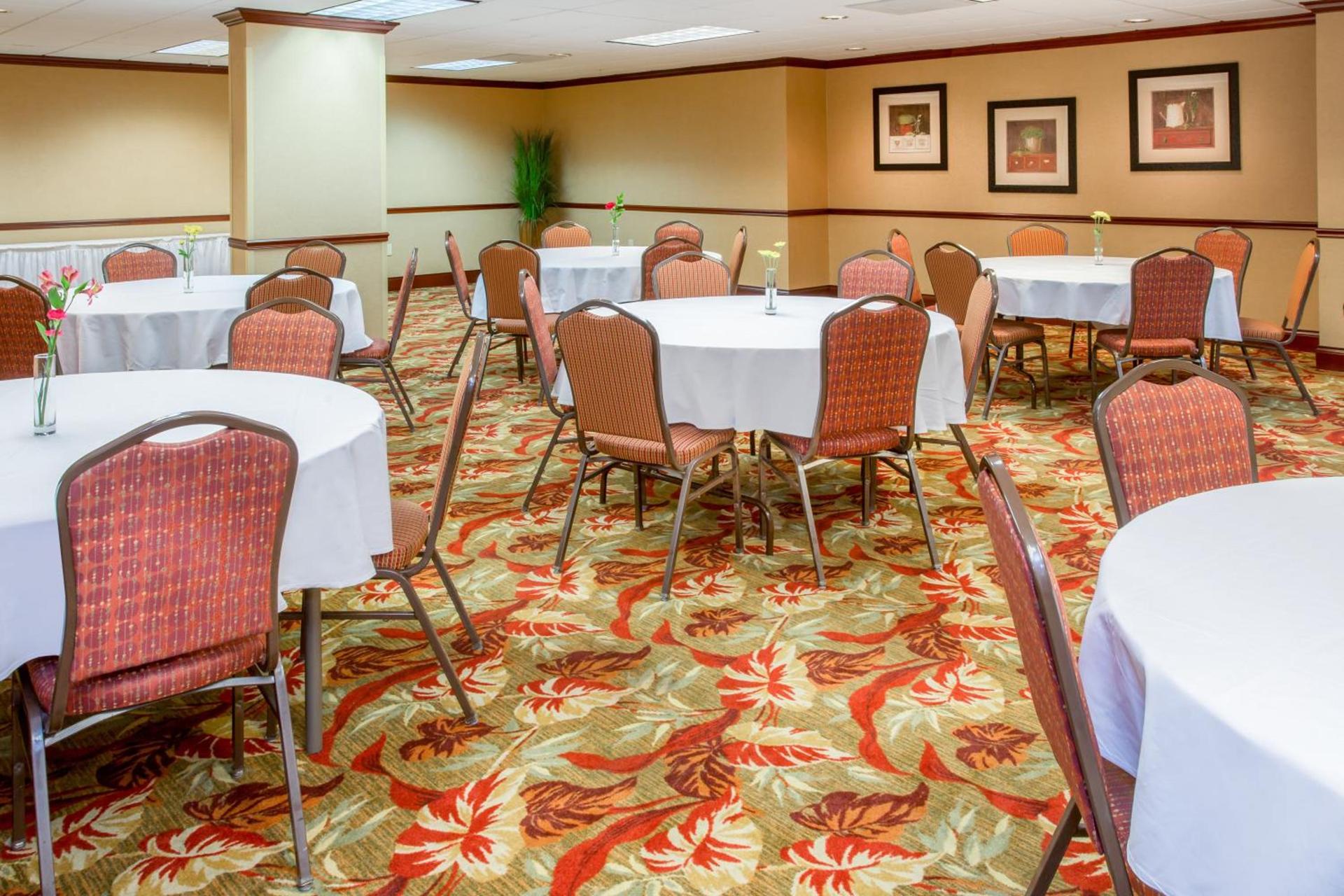 Holiday Inn Express & Suites Bloomington by IHG photo 21