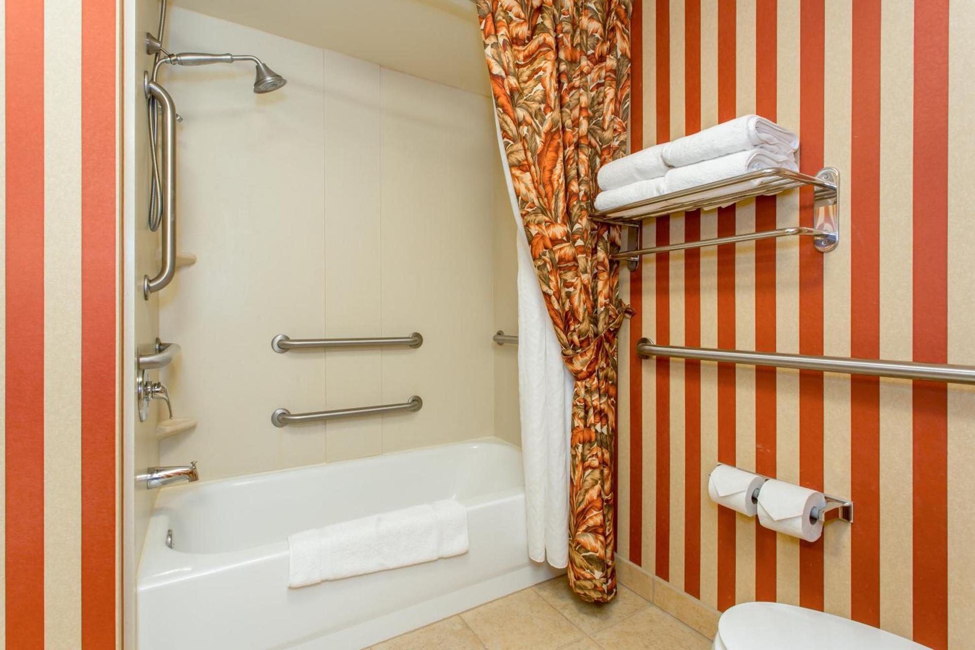 Holiday Inn Express & Suites Bloomington by IHG photo 37