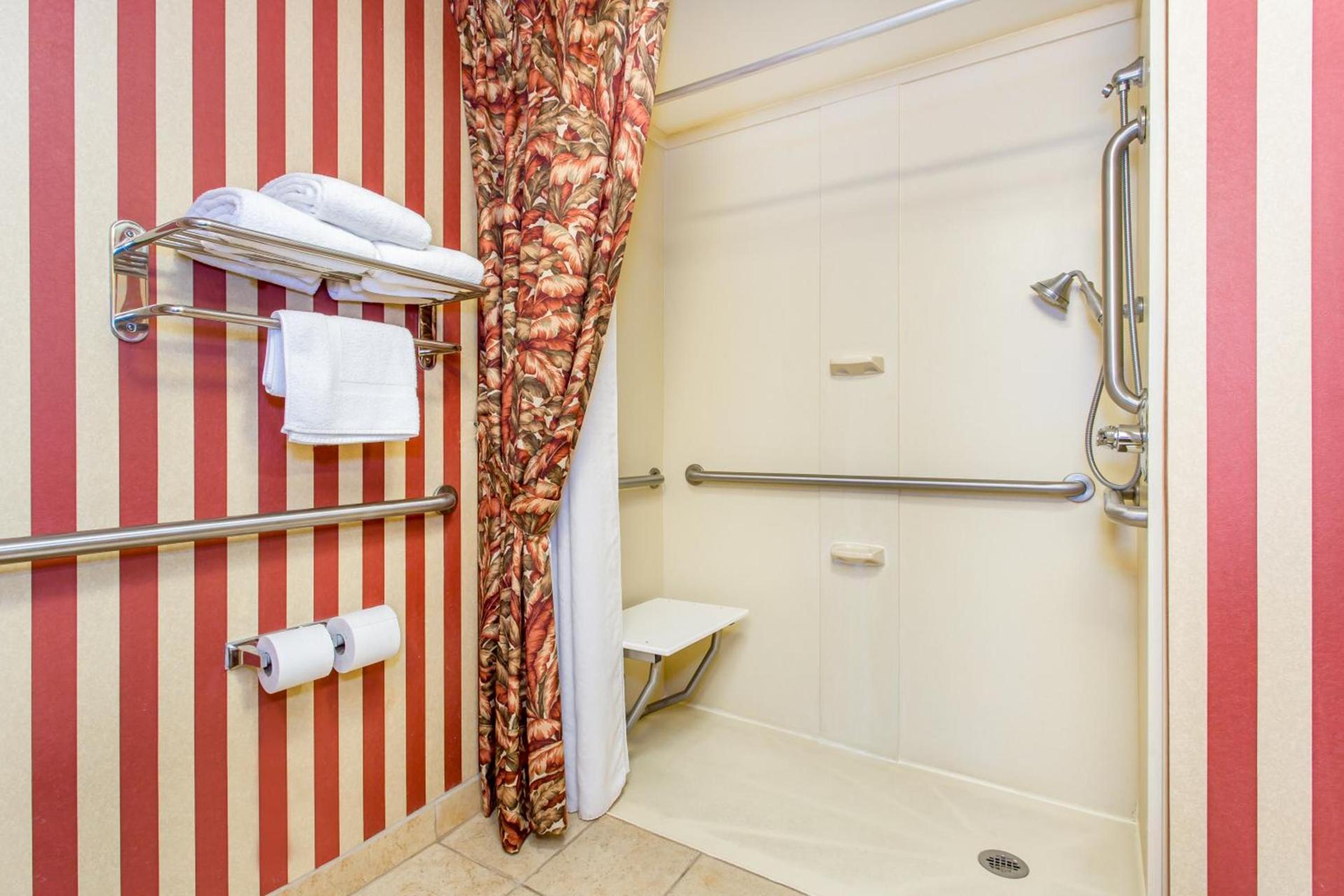 Holiday Inn Express & Suites Bloomington by IHG photo 36