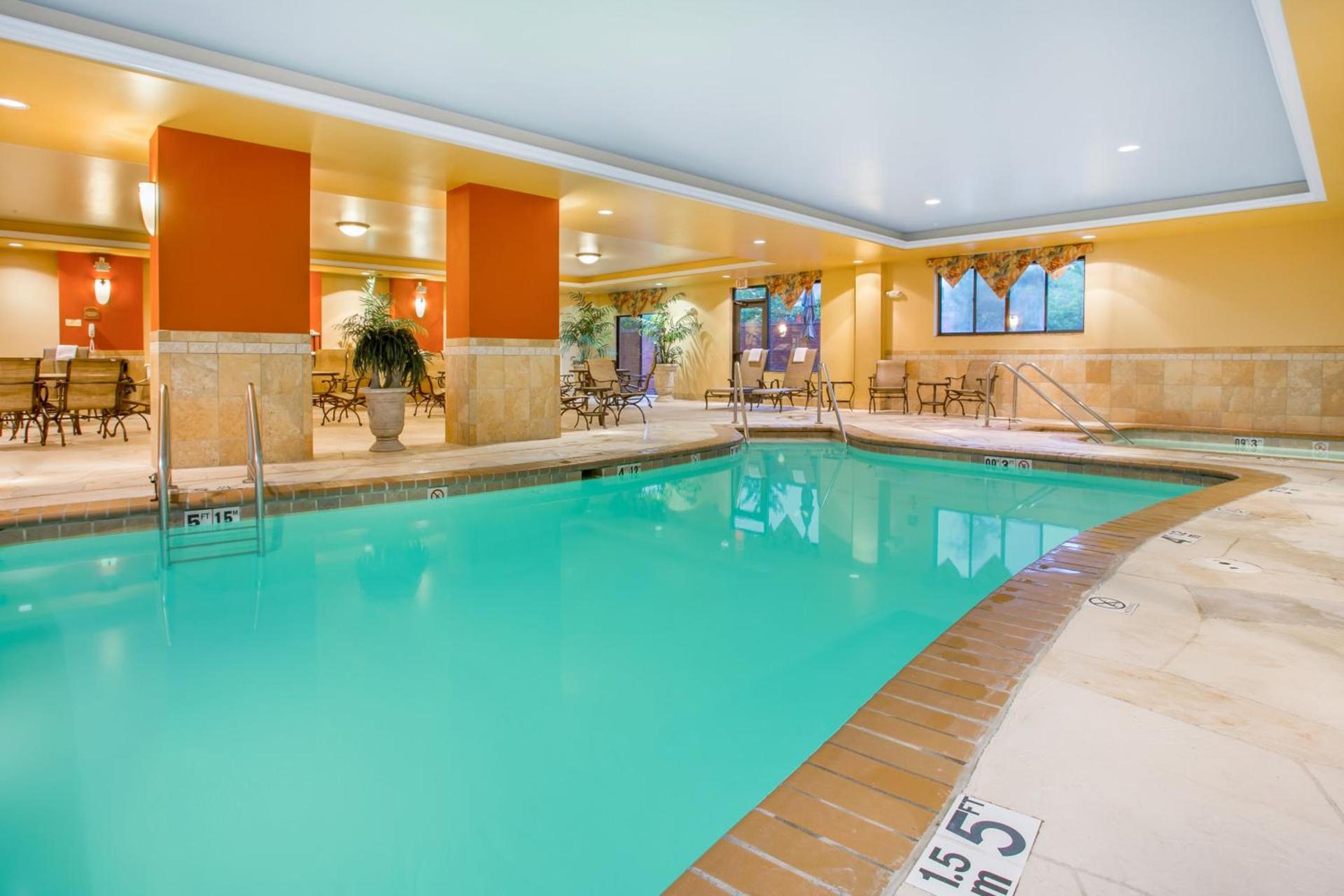 Holiday Inn Express & Suites Bloomington by IHG photo 25
