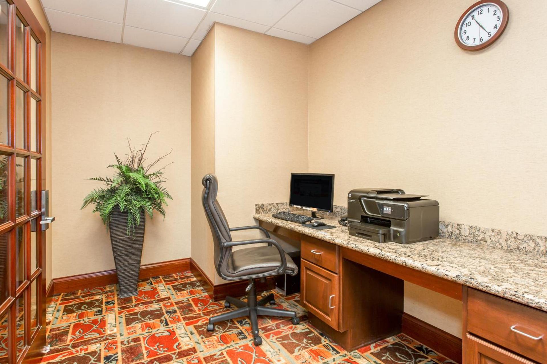 Holiday Inn Express & Suites Bloomington by IHG photo 16