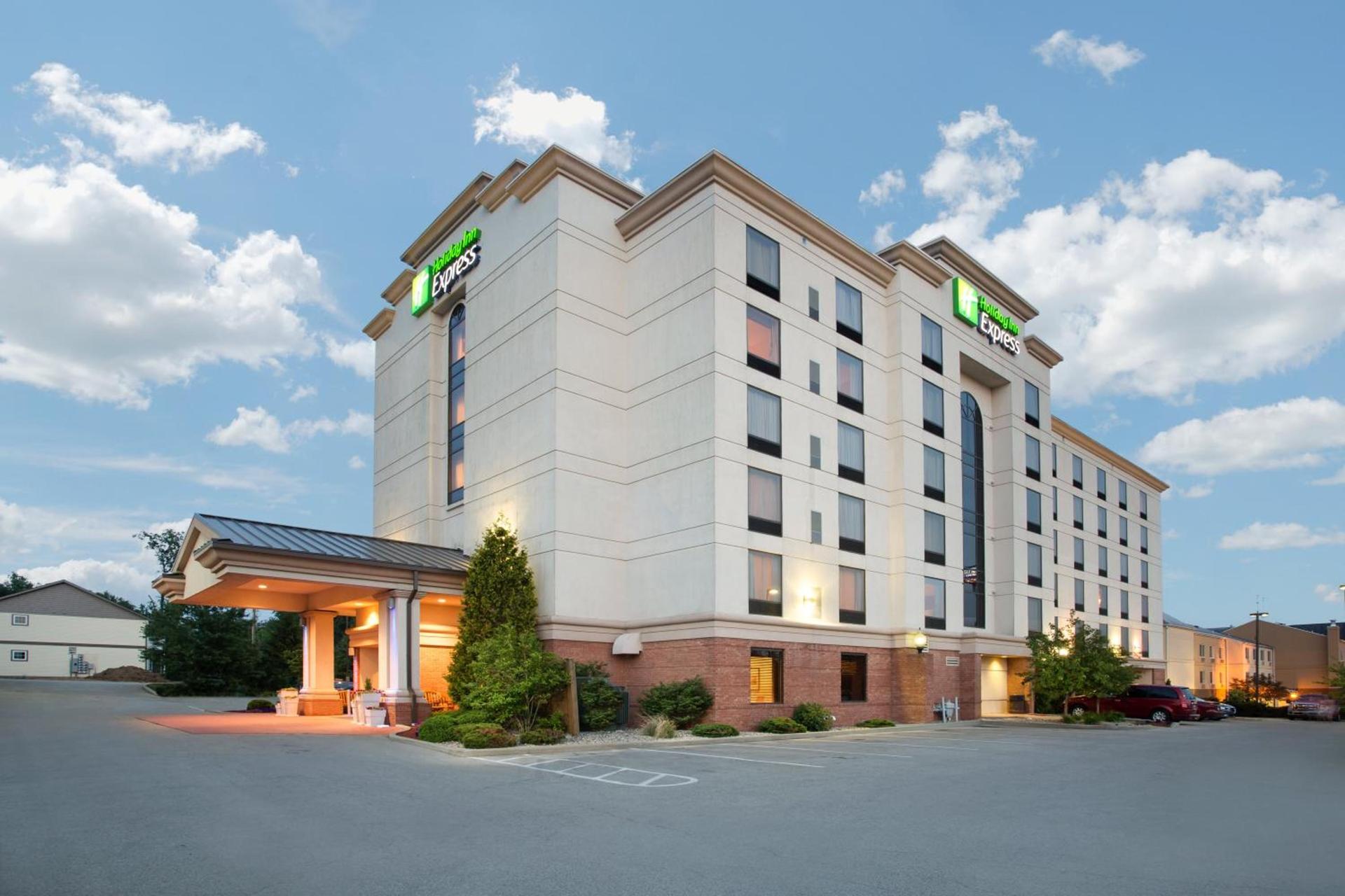 Holiday Inn Express & Suites Bloomington by IHG — hotel in Bloomington