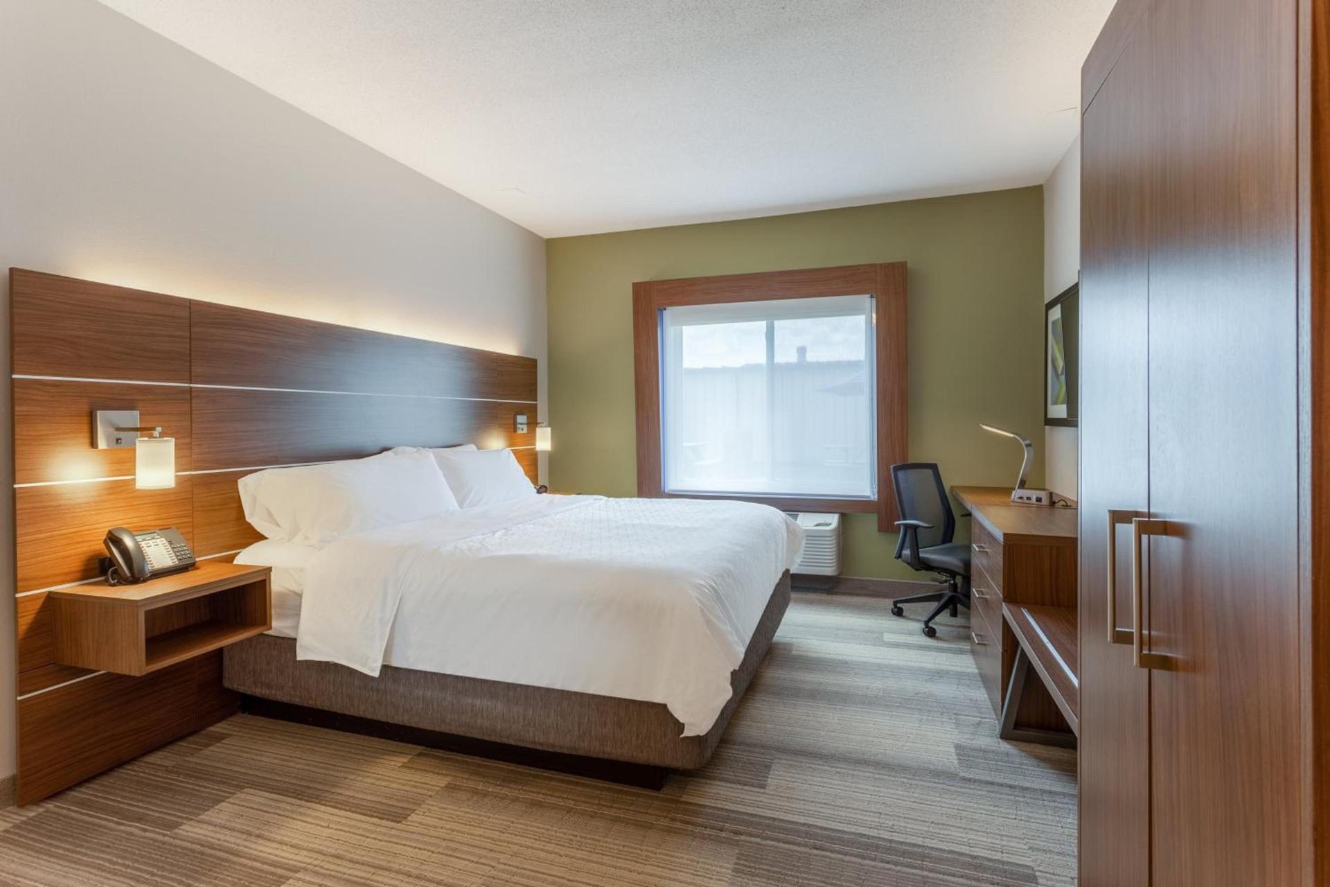 Holiday Inn Express Hotel & Suites Burlington by IHG photo 26