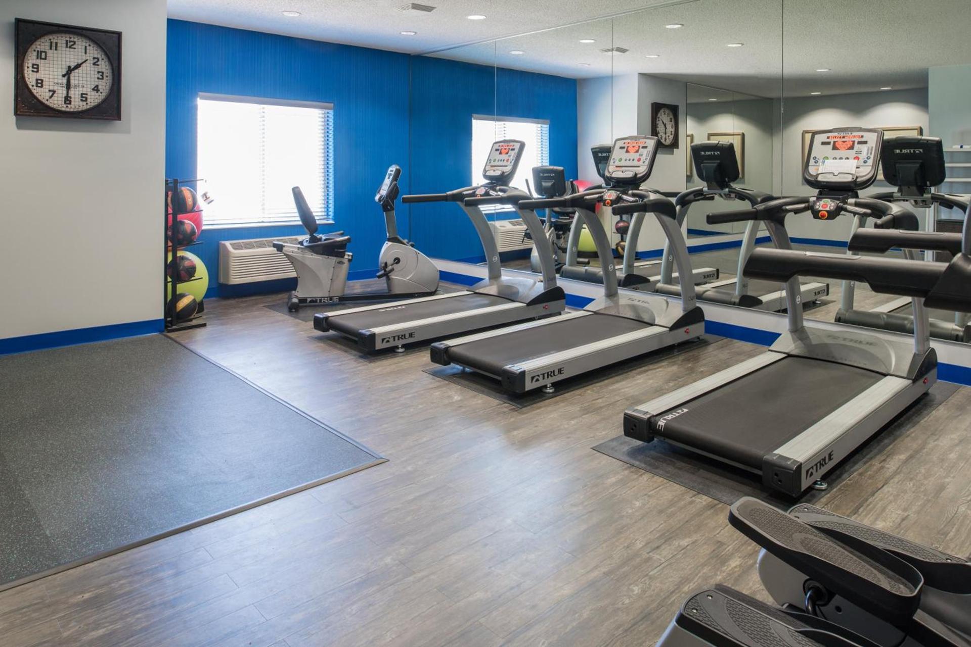 Holiday Inn Express Hotel & Suites Burlington by IHG photo 7
