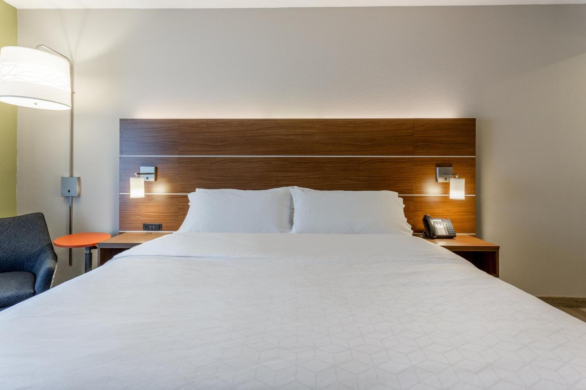 Holiday Inn Express Hotel & Suites Burlington by IHG photo 22