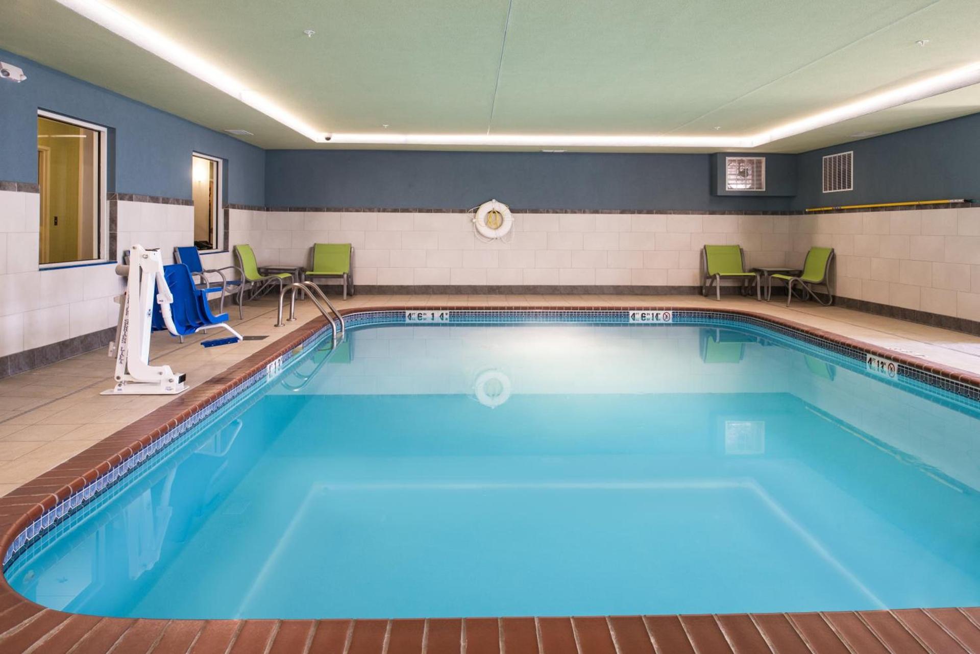 Holiday Inn Express Hotel & Suites Burlington by IHG photo 15