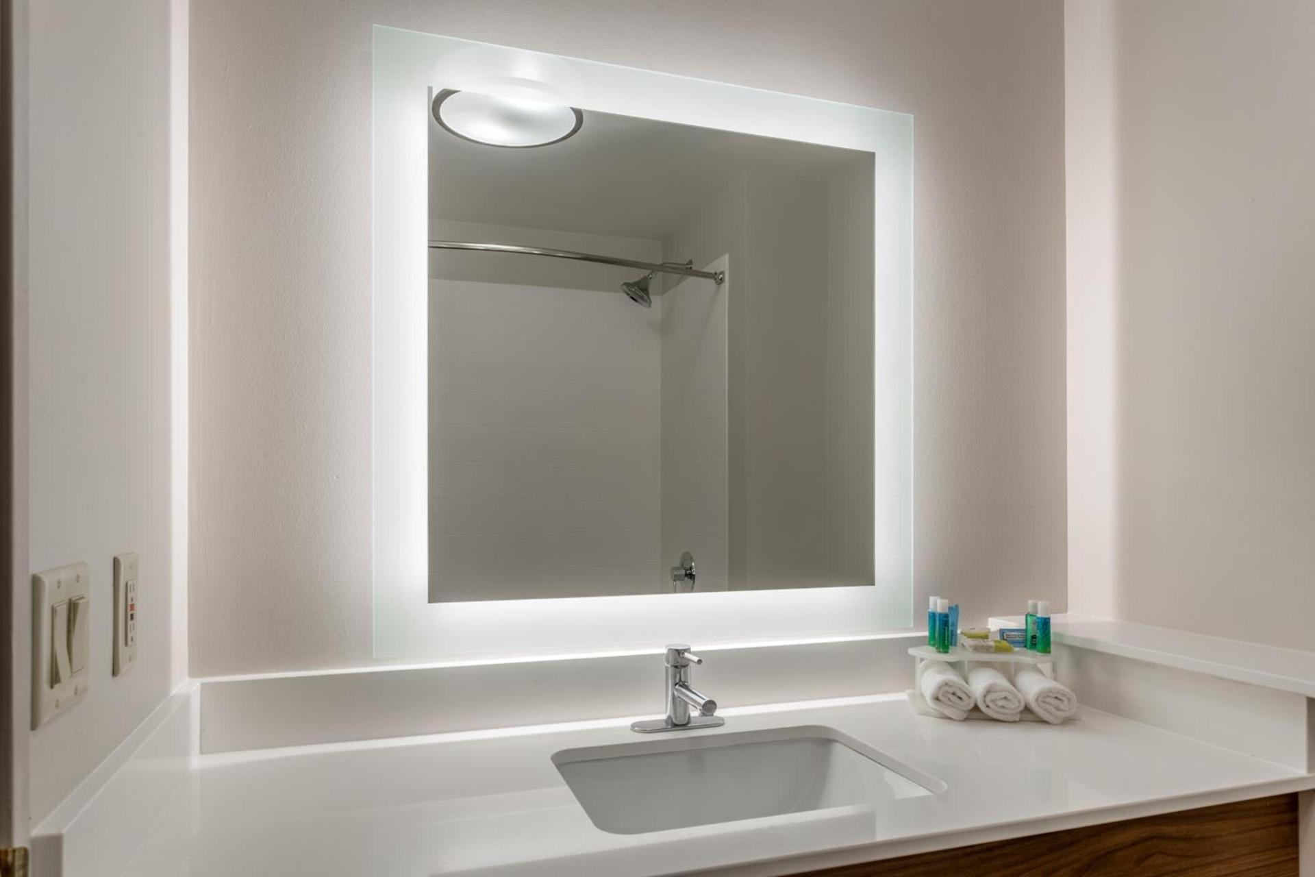 Holiday Inn Express Hotel & Suites Burlington by IHG photo 46