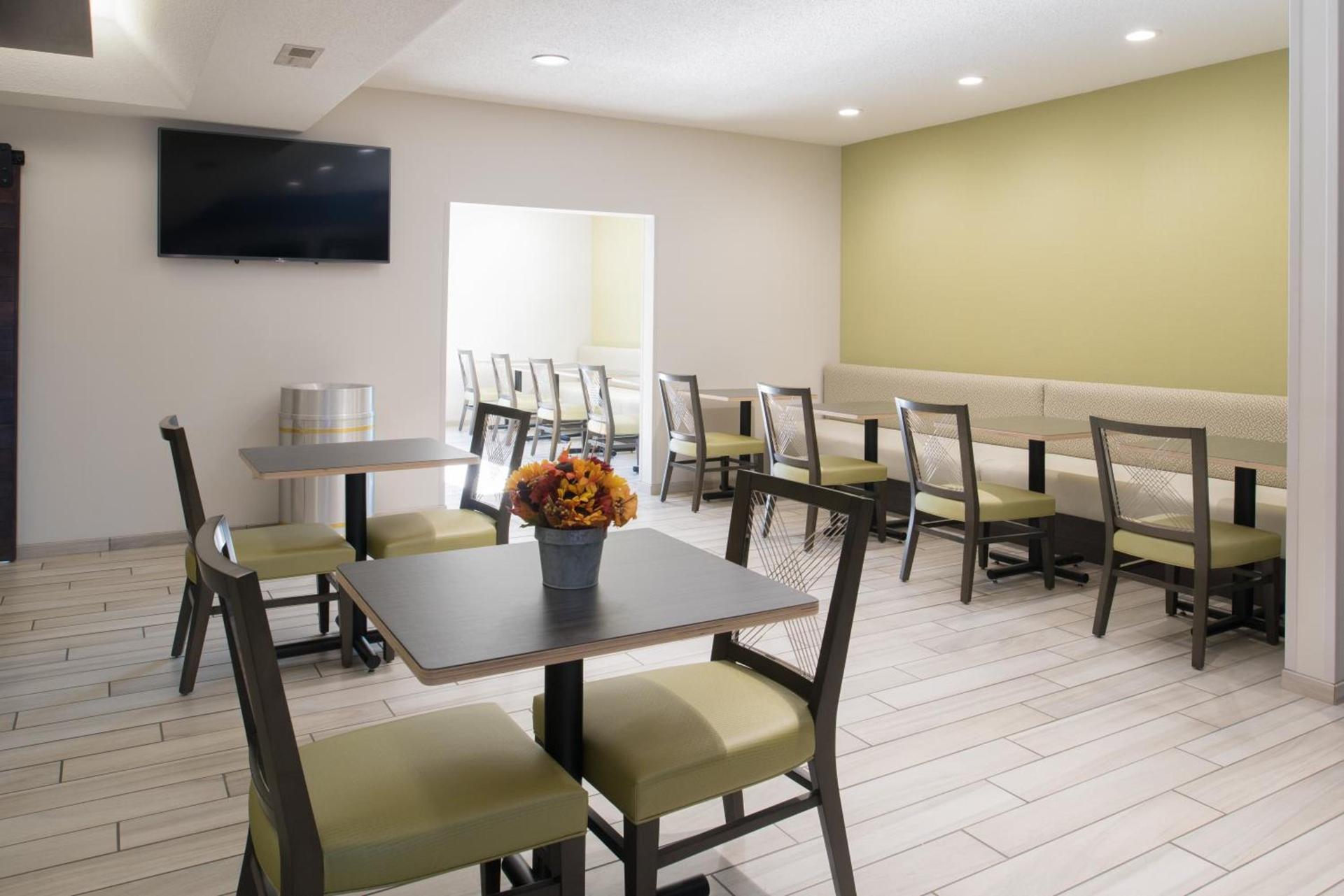Holiday Inn Express Hotel & Suites Burlington by IHG photo 39