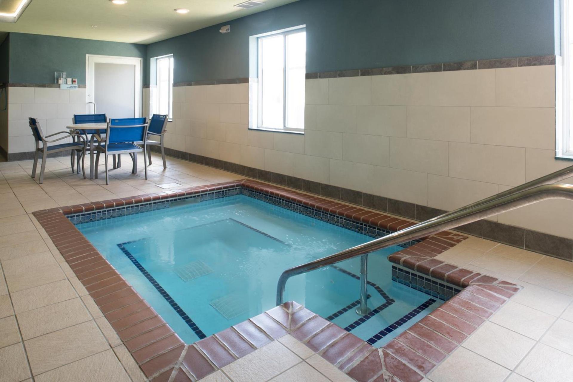 Holiday Inn Express Hotel & Suites Burlington by IHG photo 47