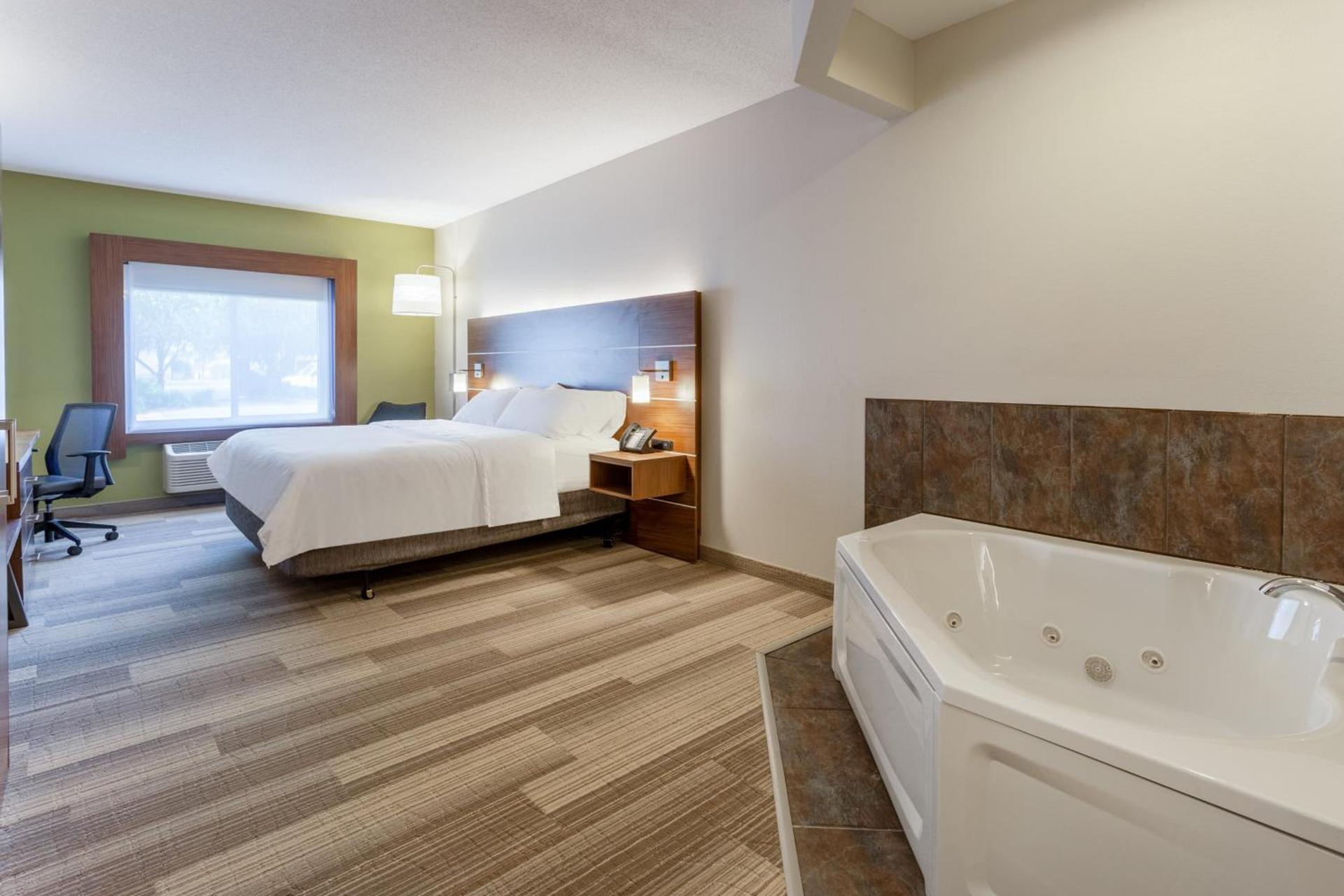 Holiday Inn Express Hotel & Suites Burlington by IHG photo 28