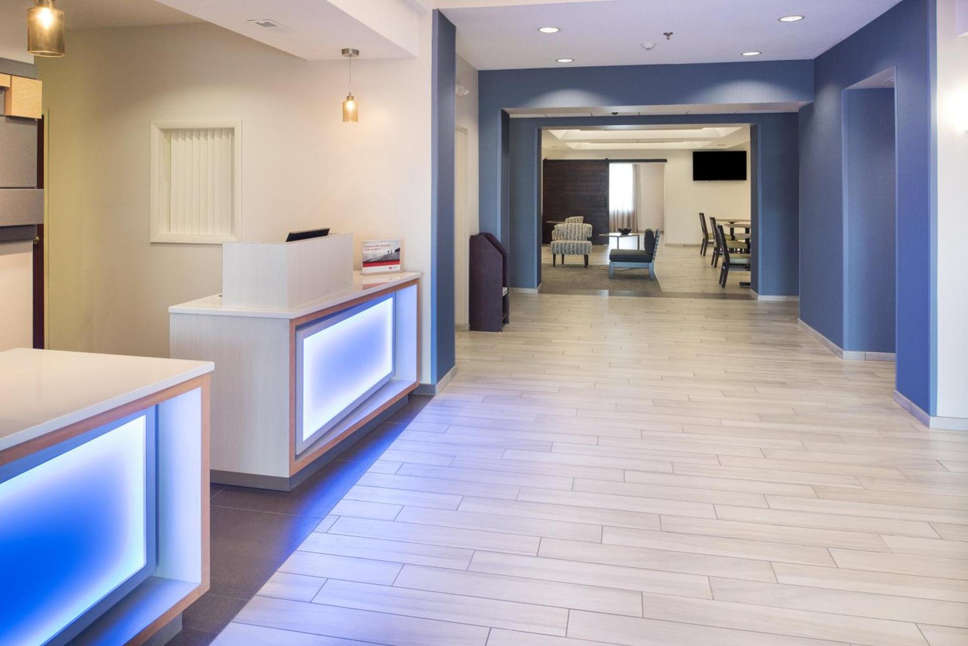 Holiday Inn Express Hotel & Suites Burlington by IHG photo 3