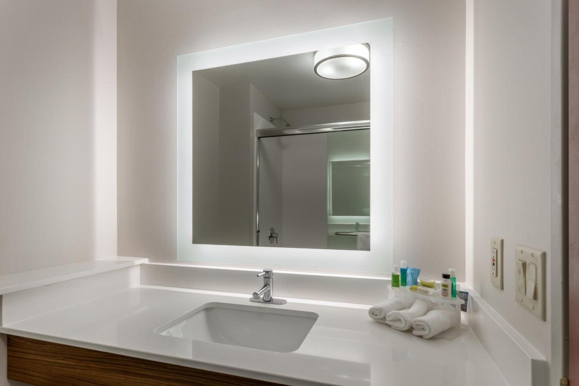 Holiday Inn Express Hotel & Suites Burlington by IHG photo 18
