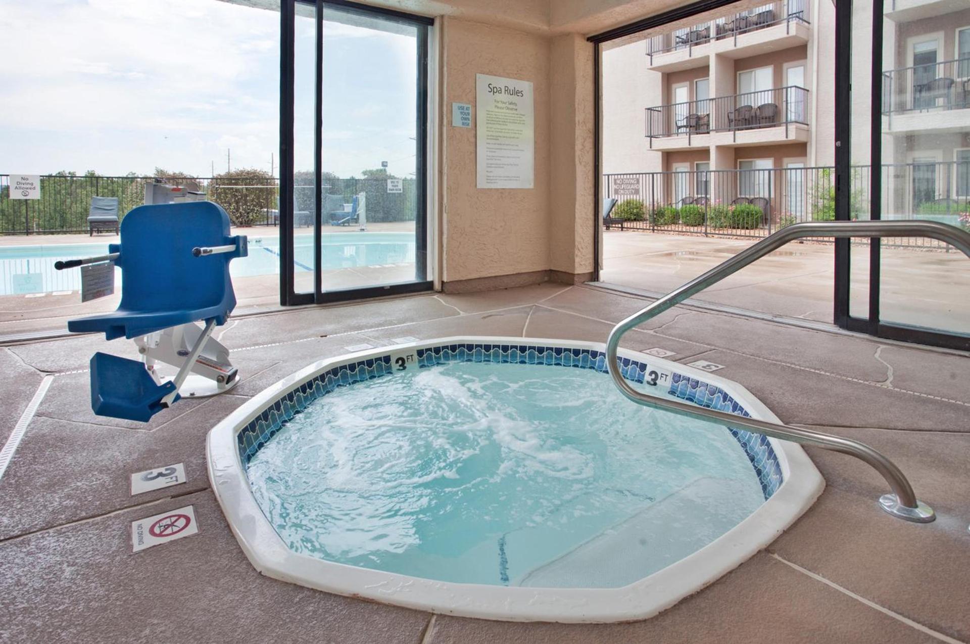 Holiday Inn Express Hotel & Suites Branson 76 Central by IHG photo 3