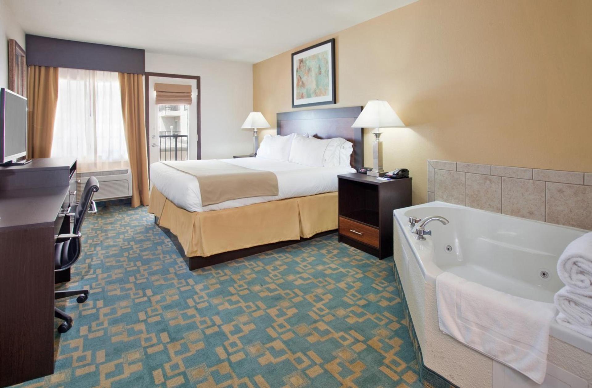 Holiday Inn Express Hotel & Suites Branson 76 Central by IHG photo 20