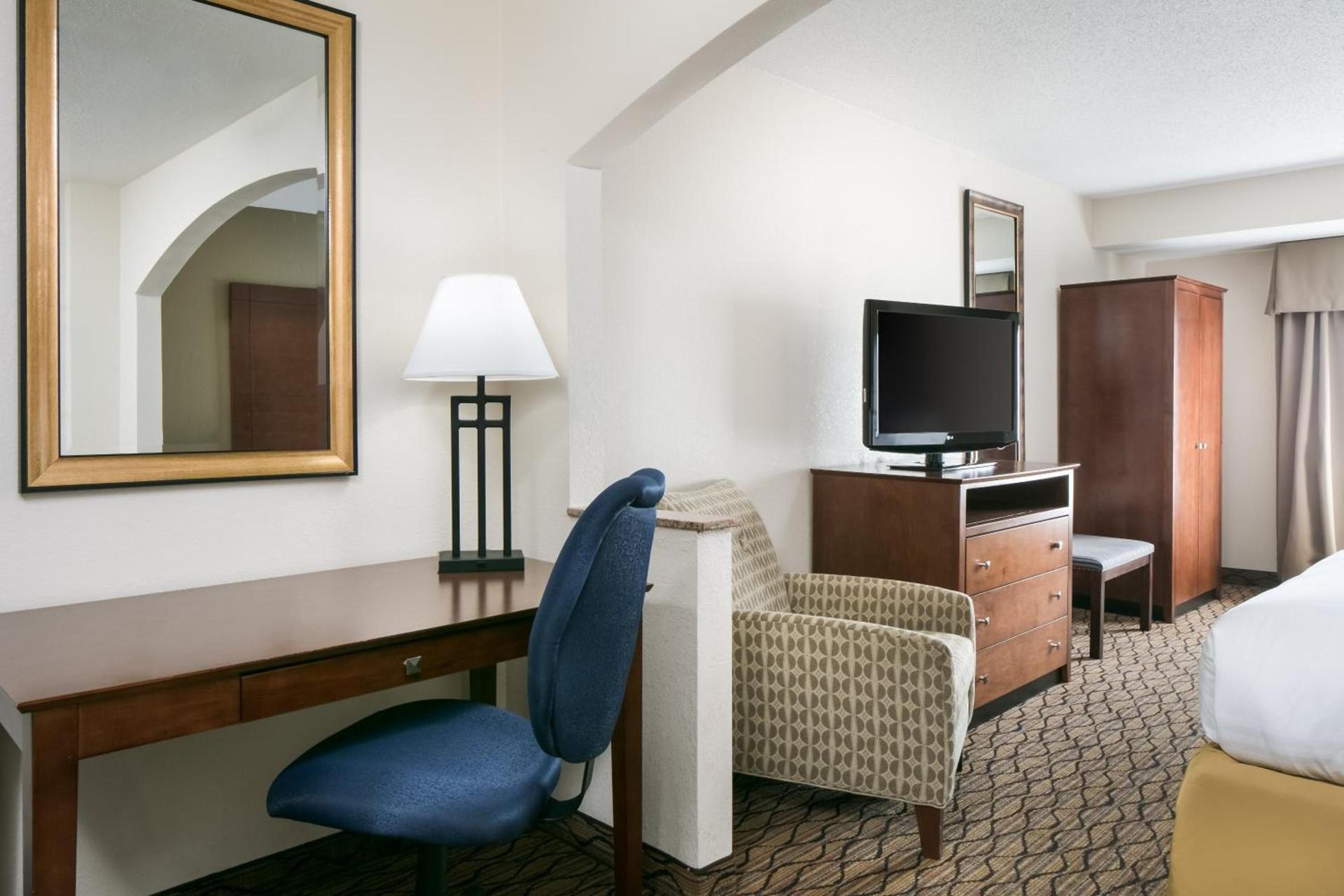 Holiday Inn Express & Suites Clinton by IHG photo 40