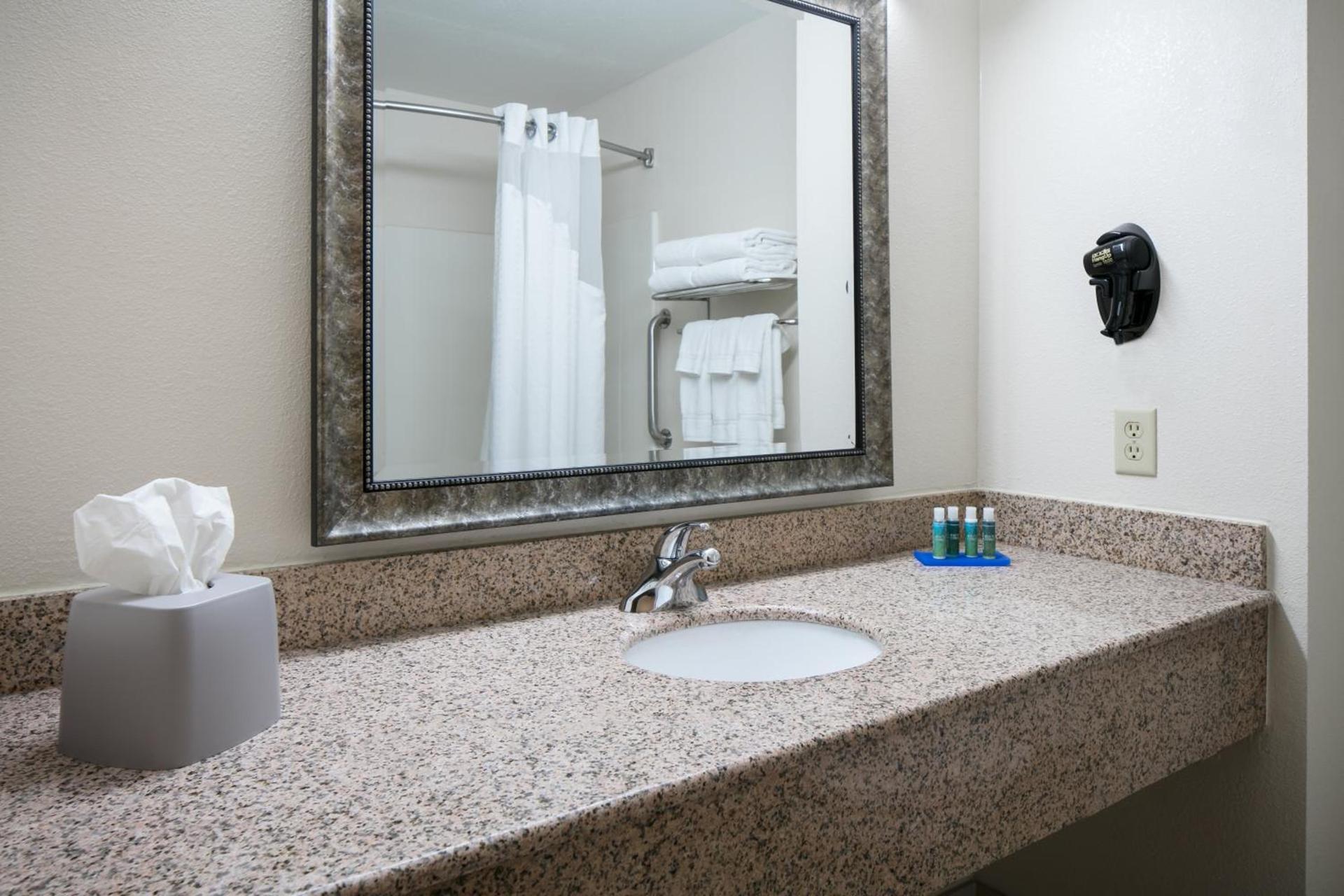 Holiday Inn Express & Suites Clinton by IHG photo 14