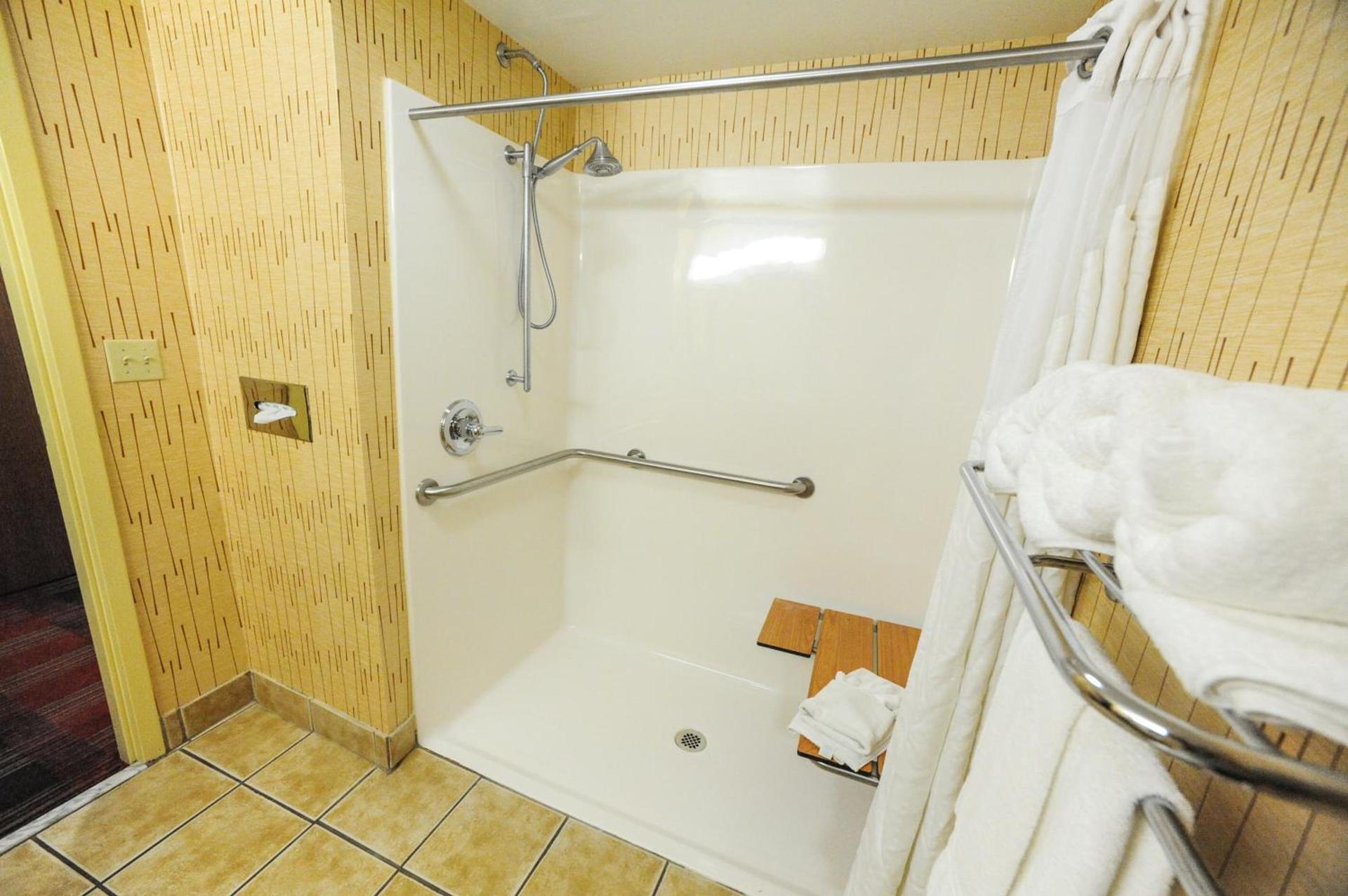 Holiday Inn Express Hotel & Suites Bowling Green by IHG photo 36