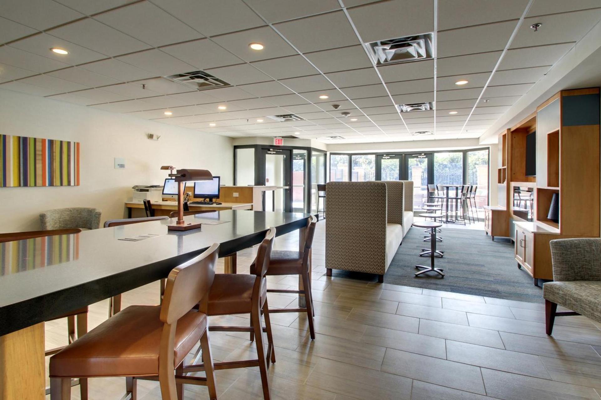 Holiday Inn Express & Suites Aurora - Naperville by IHG photo 3