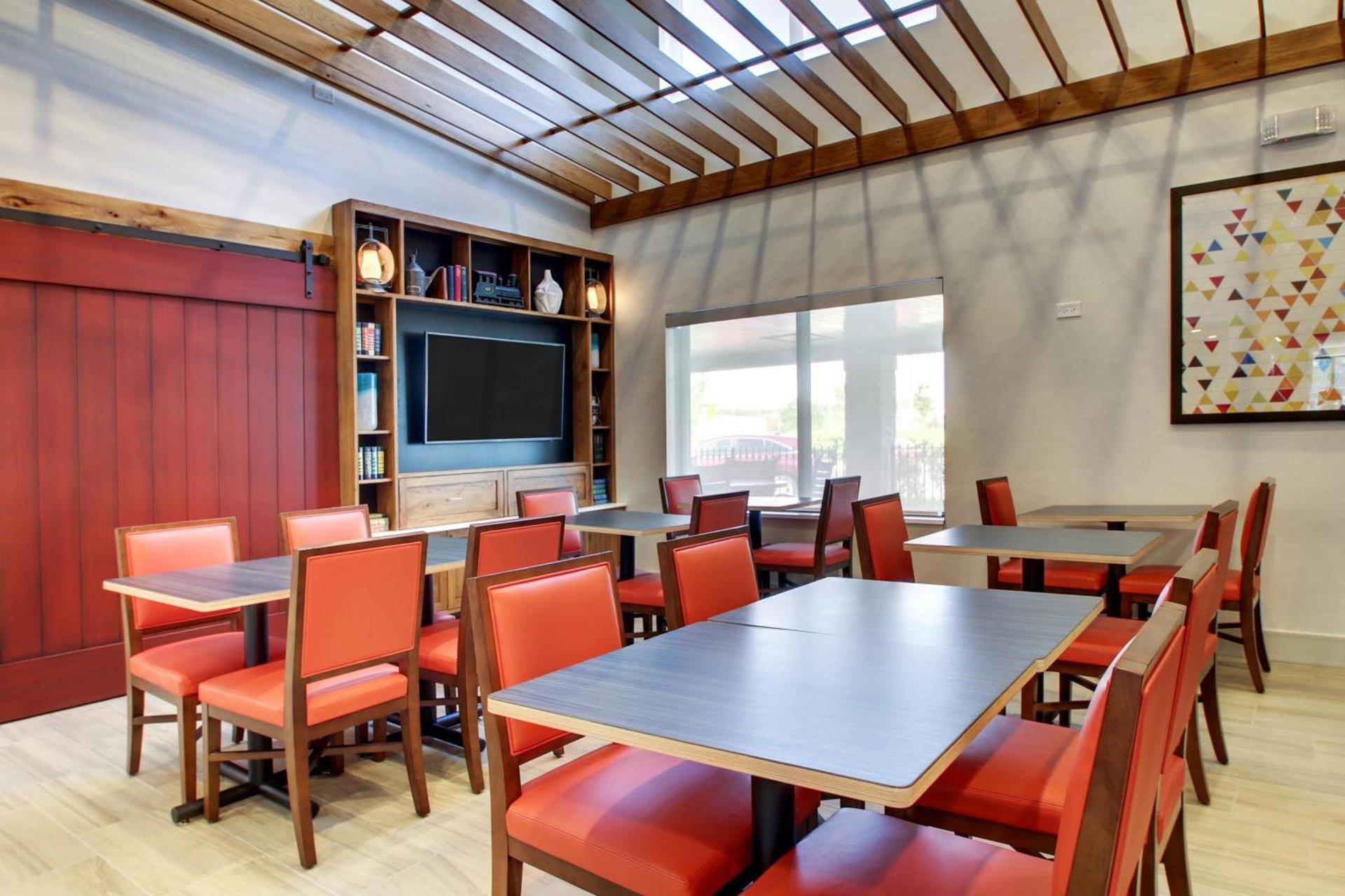 Holiday Inn Express & Suites Aurora - Naperville by IHG photo 17