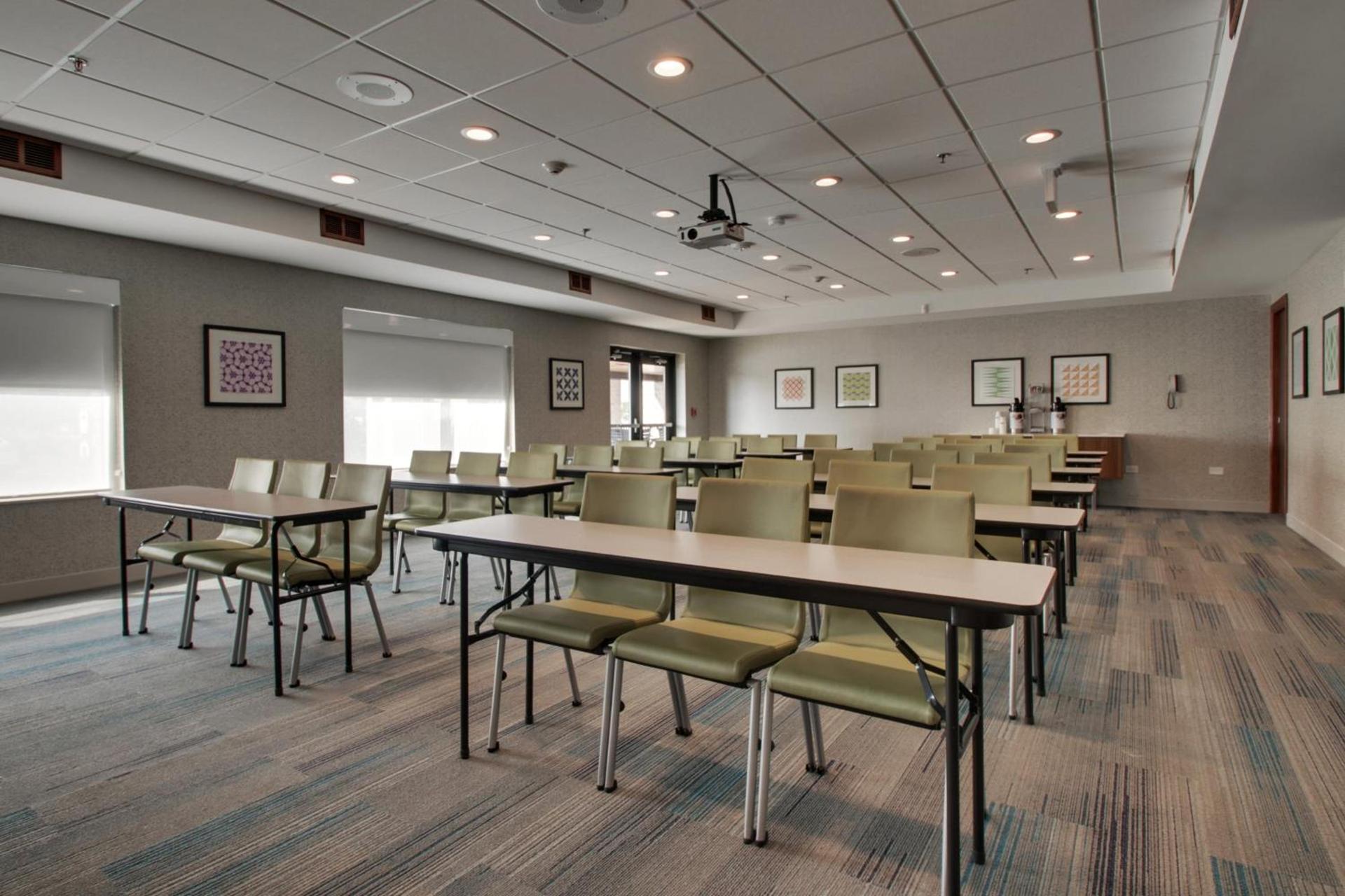 Holiday Inn Express & Suites Aurora - Naperville by IHG photo 37