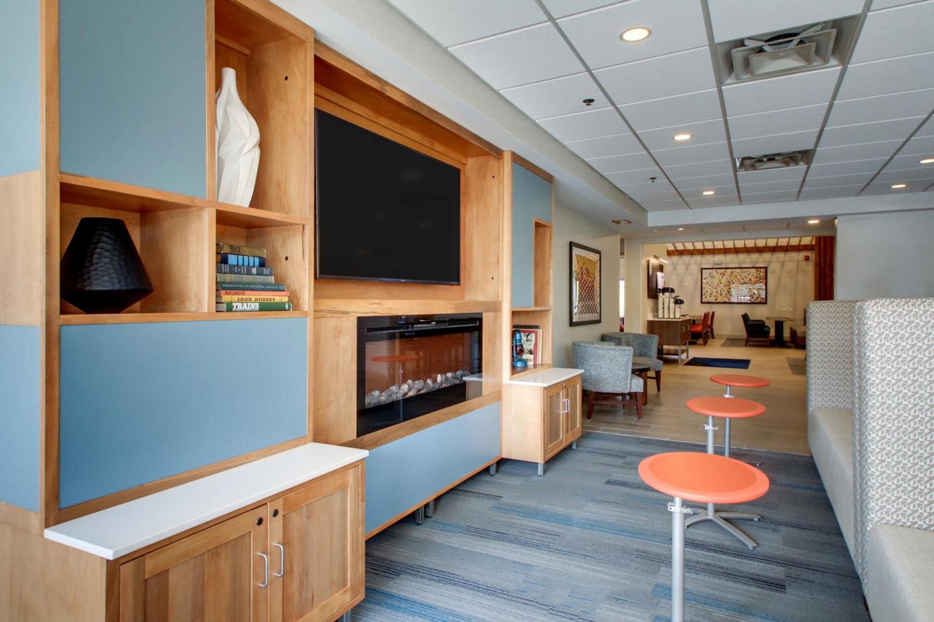 Holiday Inn Express & Suites Aurora - Naperville by IHG photo 4
