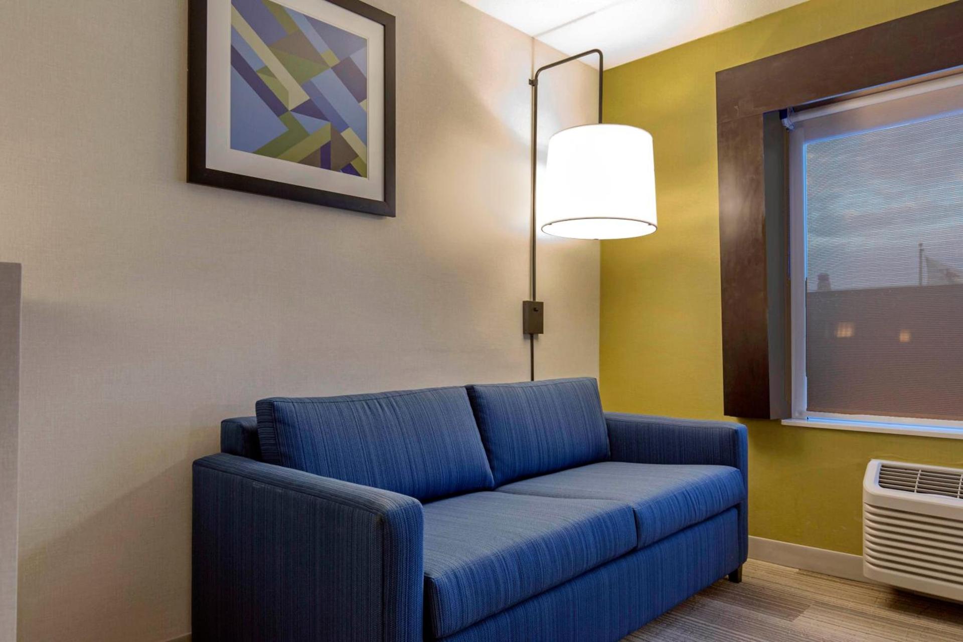 Holiday Inn Express & Suites Chicago West - St Charles by IHG photo 48