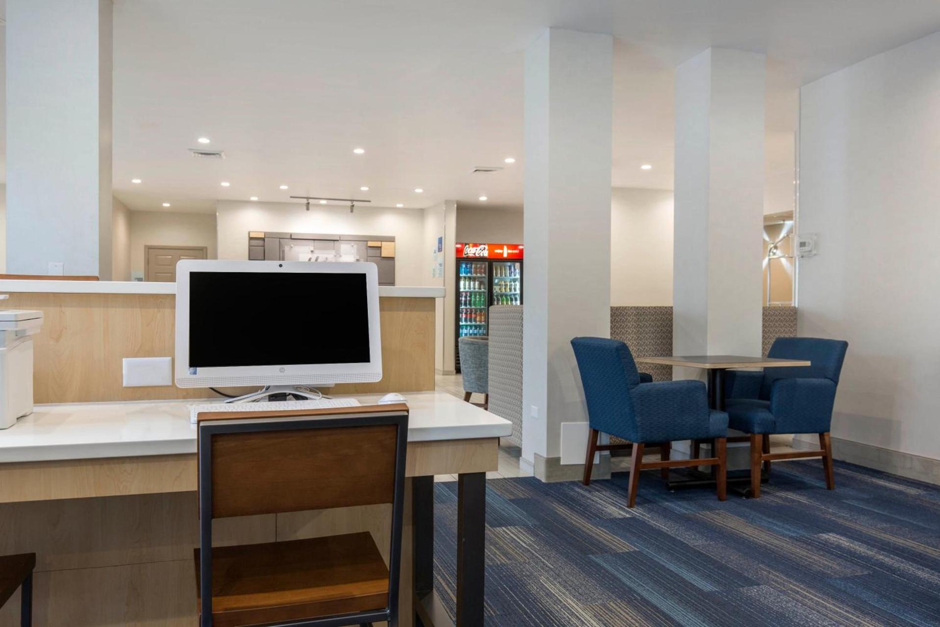 Holiday Inn Express & Suites Chicago West - St Charles by IHG photo 21