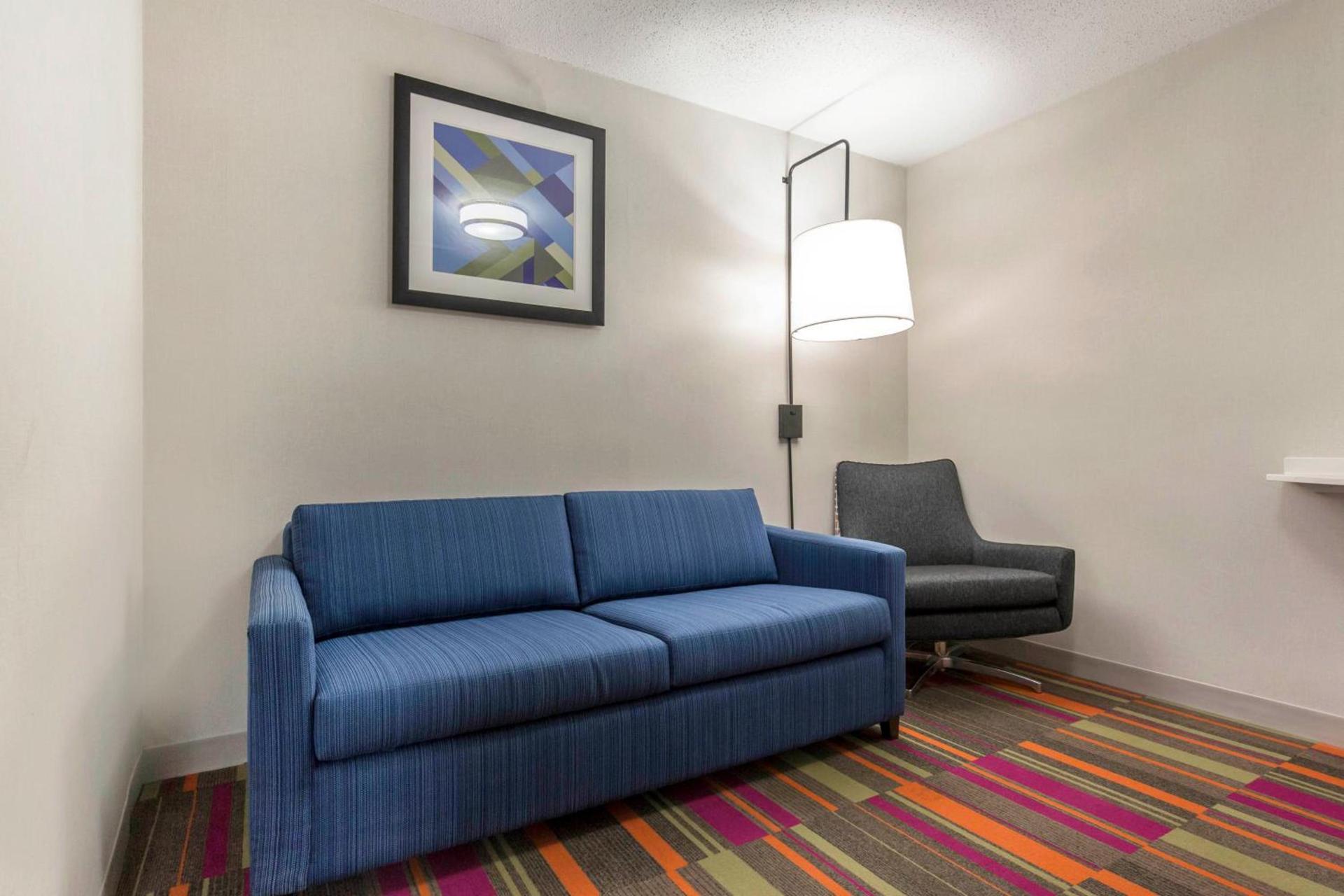 Holiday Inn Express & Suites Chicago West - St Charles by IHG photo 46