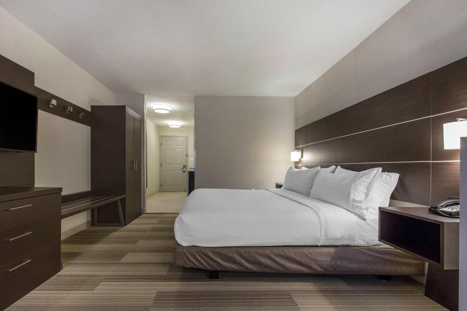 Holiday Inn Express & Suites Chicago West - St Charles by IHG photo 31