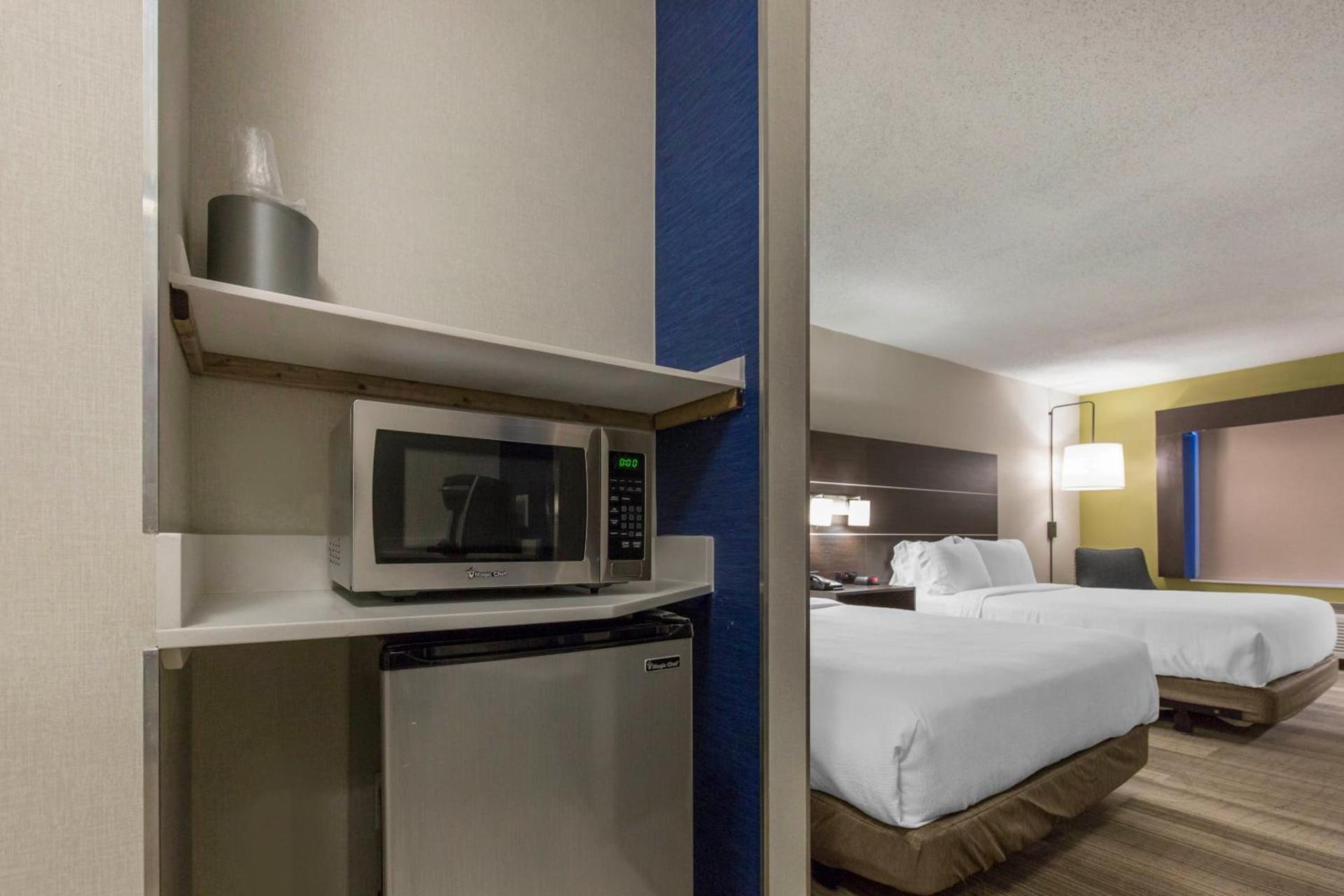 Holiday Inn Express & Suites Chicago West - St Charles by IHG photo 35