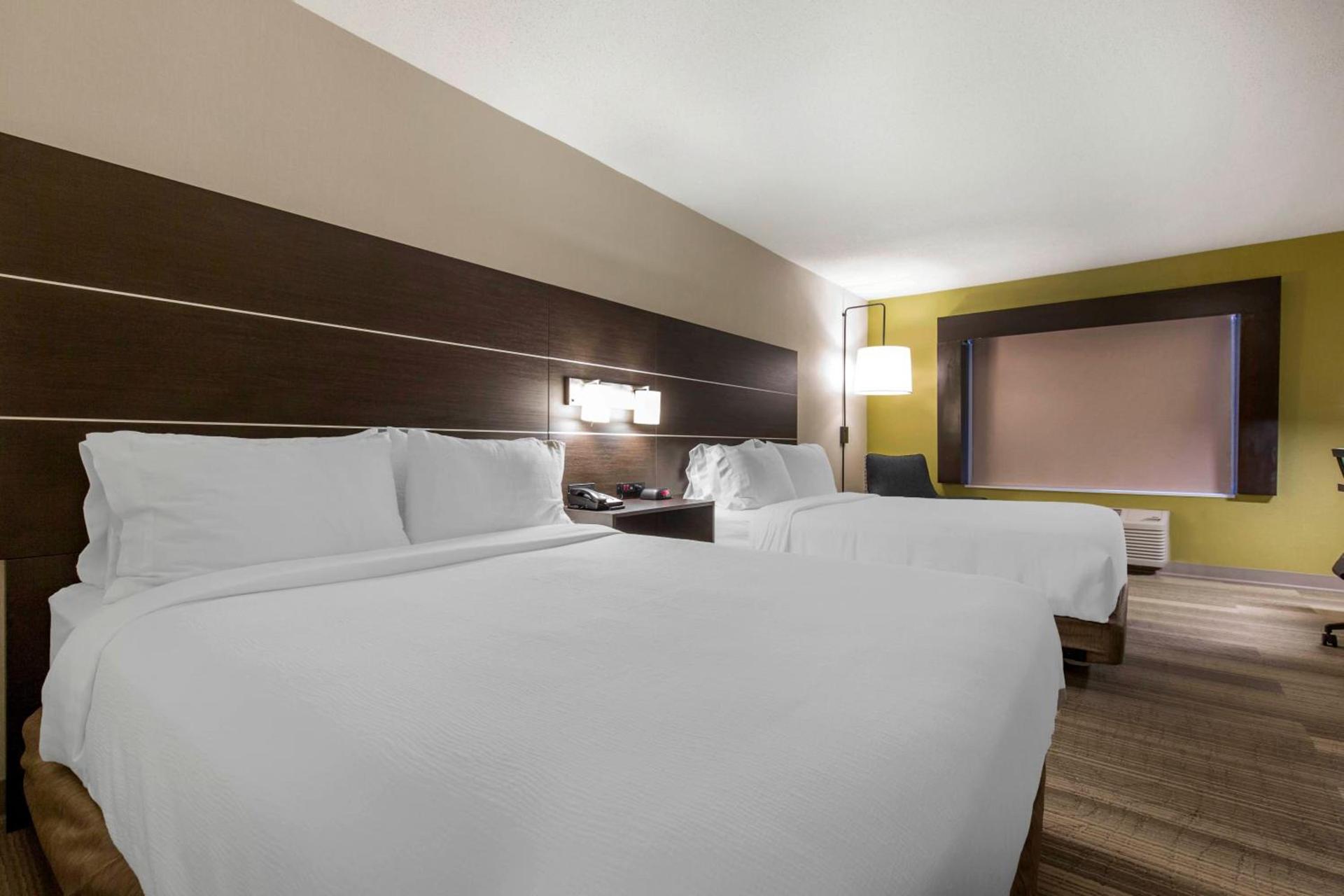 Holiday Inn Express & Suites Chicago West - St Charles by IHG photo 38