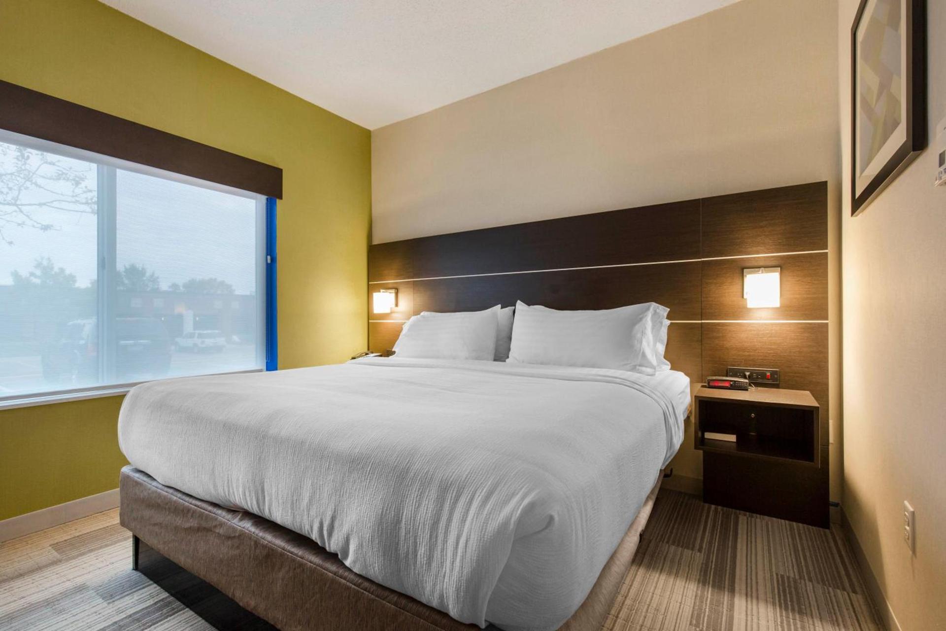 Holiday Inn Express & Suites Chicago West - St Charles by IHG photo 36