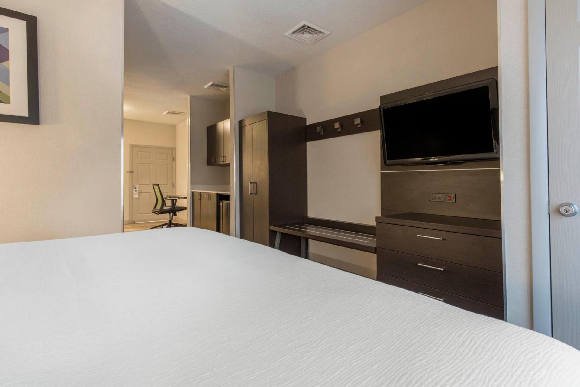 Holiday Inn Express & Suites Chicago West - St Charles by IHG photo 49
