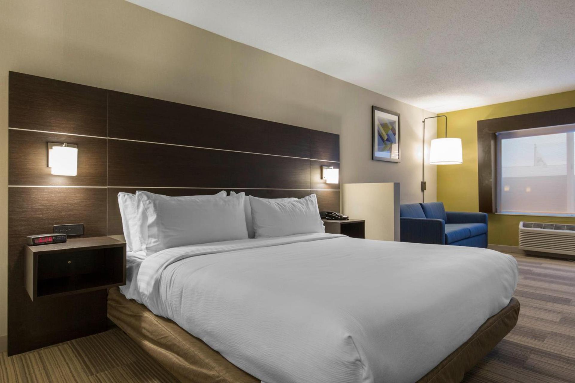 Holiday Inn Express & Suites Chicago West - St Charles by IHG photo 41